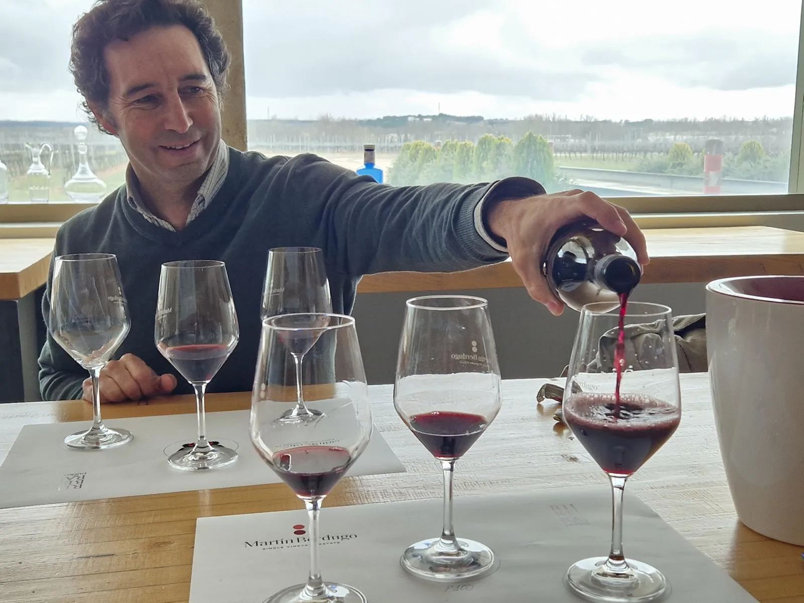 Eine Person schenkt Wein ein