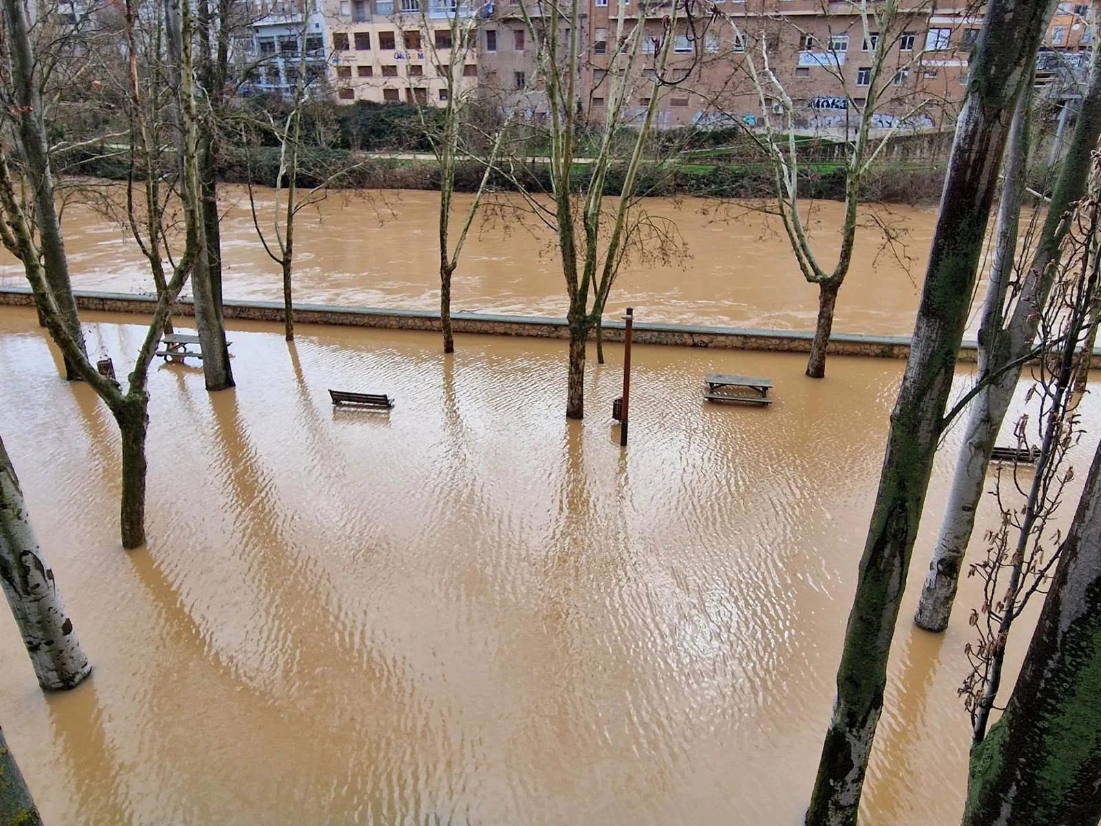 Ein überfluteter Park neben einem Fluss
