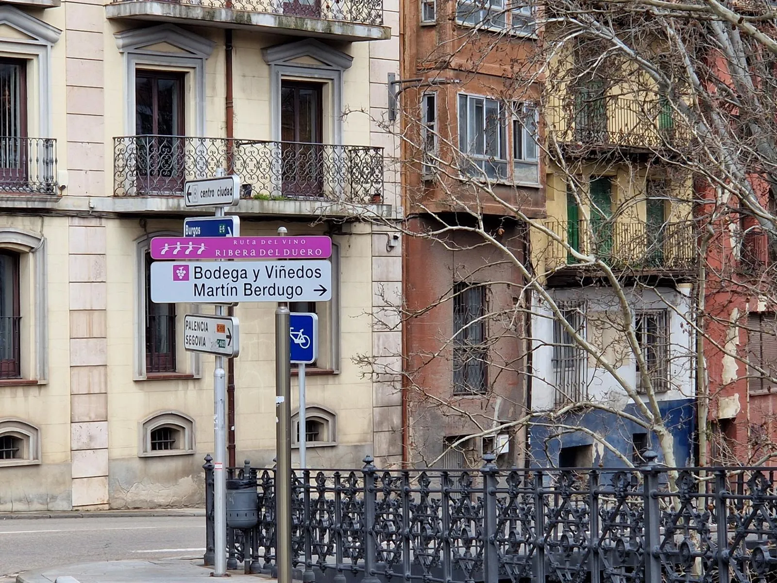 Ein Schild, das den Weg zu einem Weingut weist