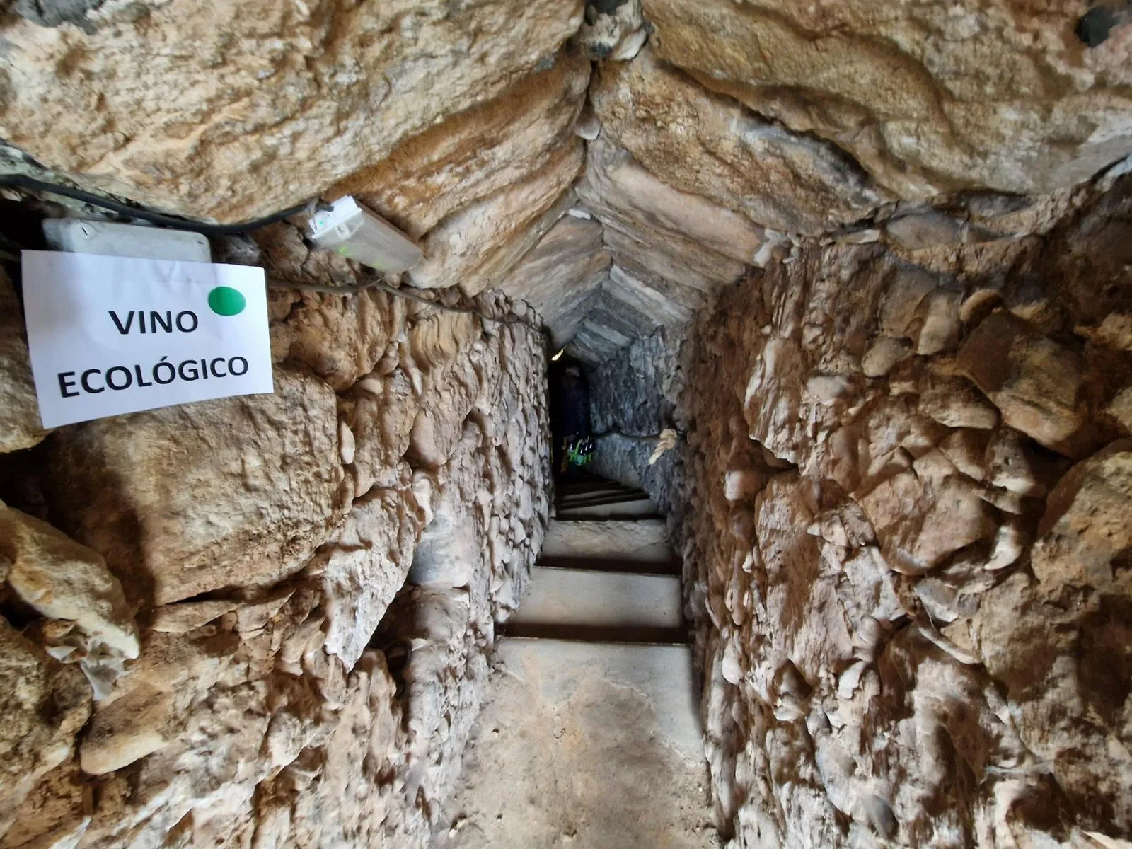 ein schmaler Gang führt in einer unterirdischen Weinkeller