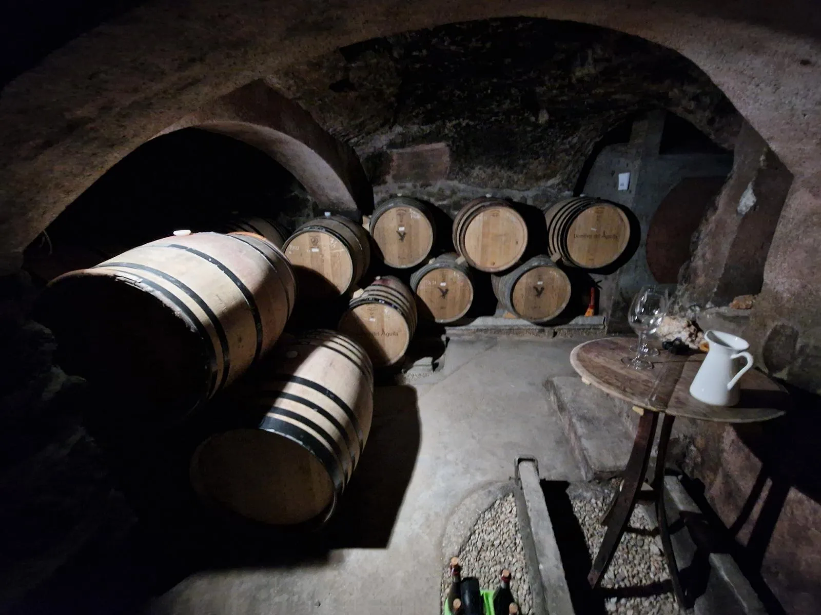 Weinfässer in einem alten Keller