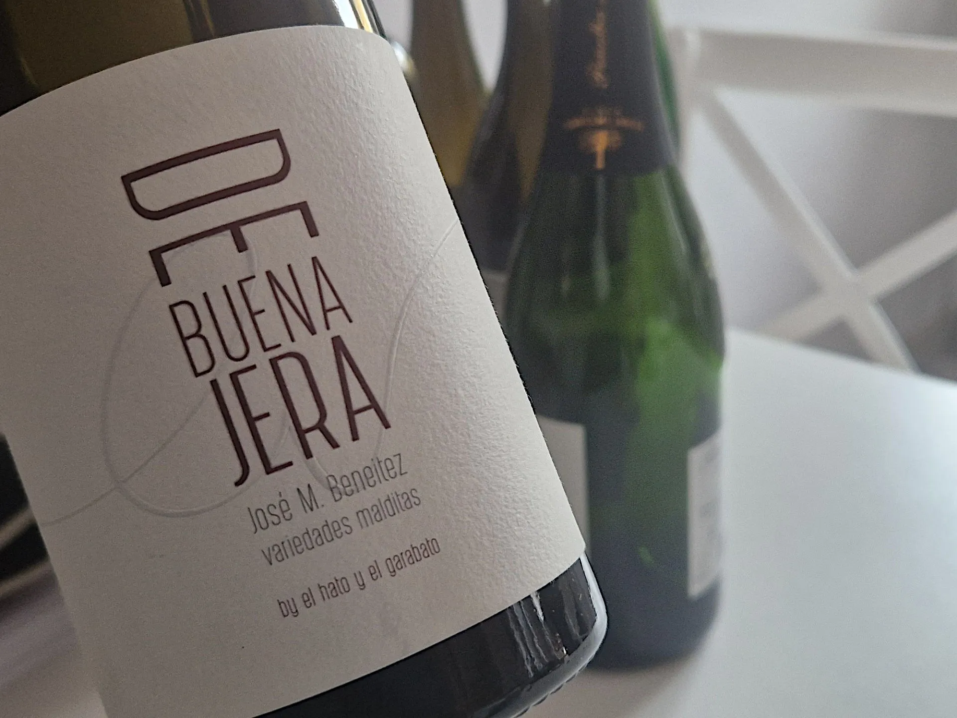 Das Etikett einer Flasche Rotwein