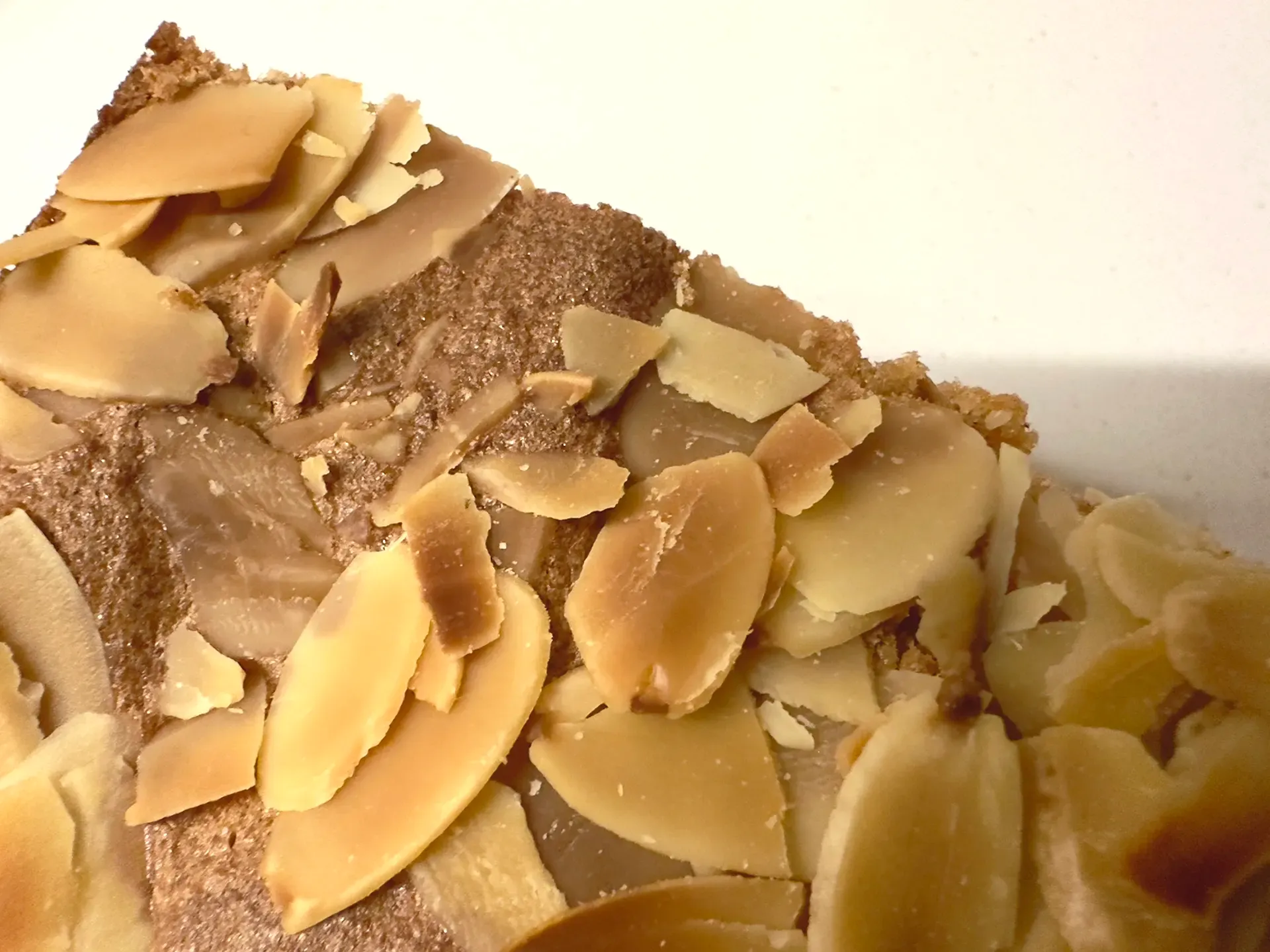 eine Kuchenecke mit Mandelsplitter