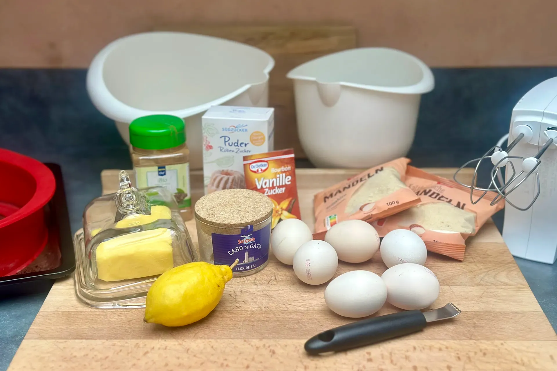 alle Zutaten für einen Mandelkuchen, Schüsseln