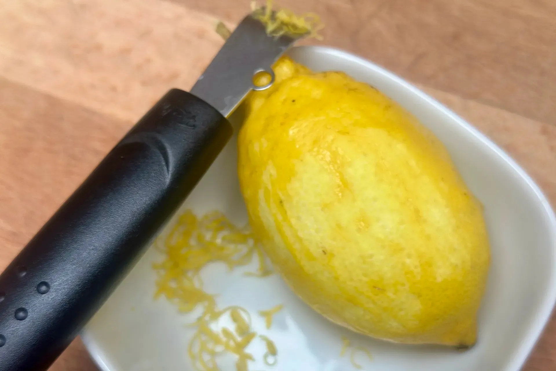 Zitronenzeste und Zitrone in Schälchen