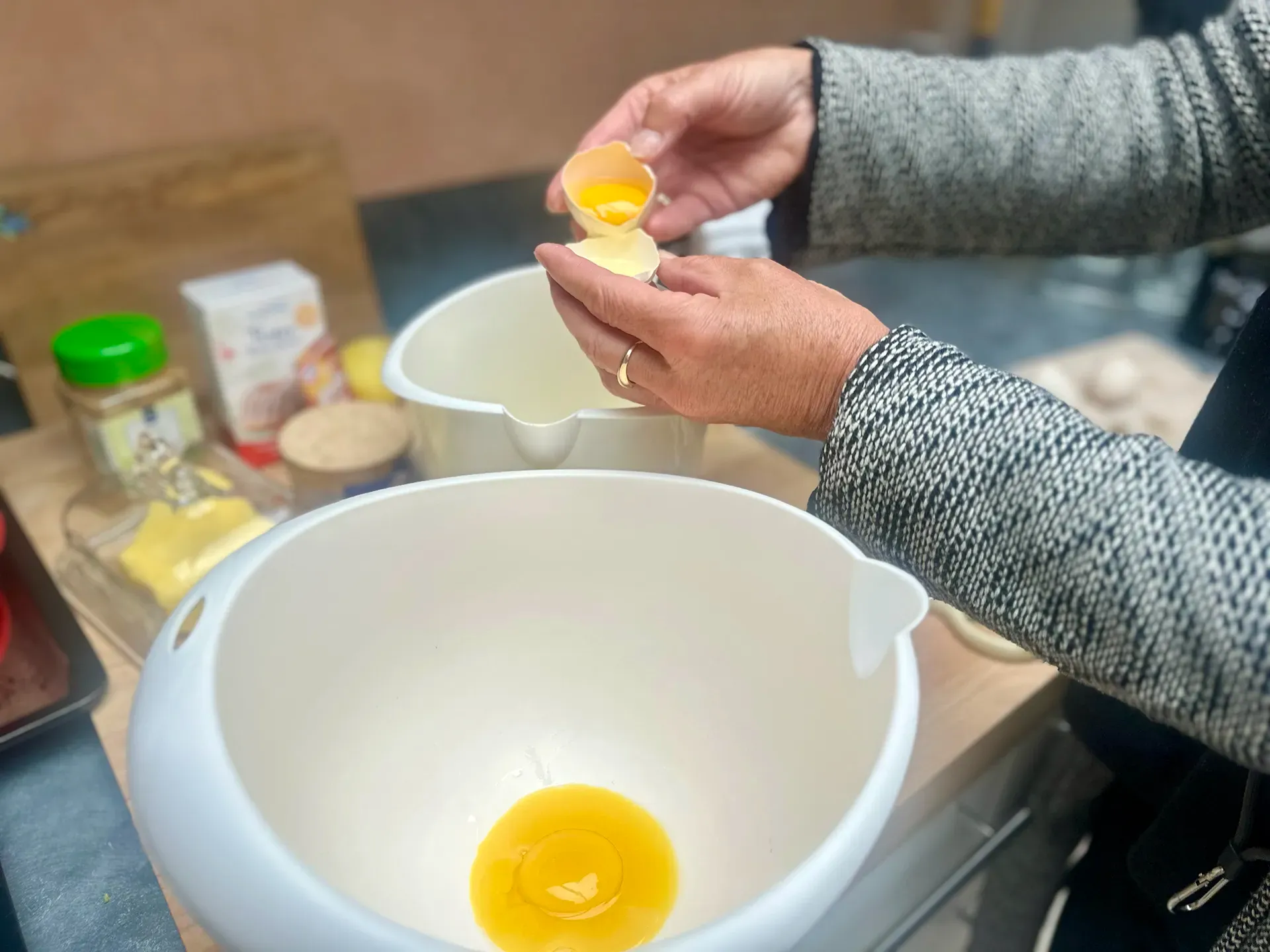 zwei Hände, die ein Ei trennen