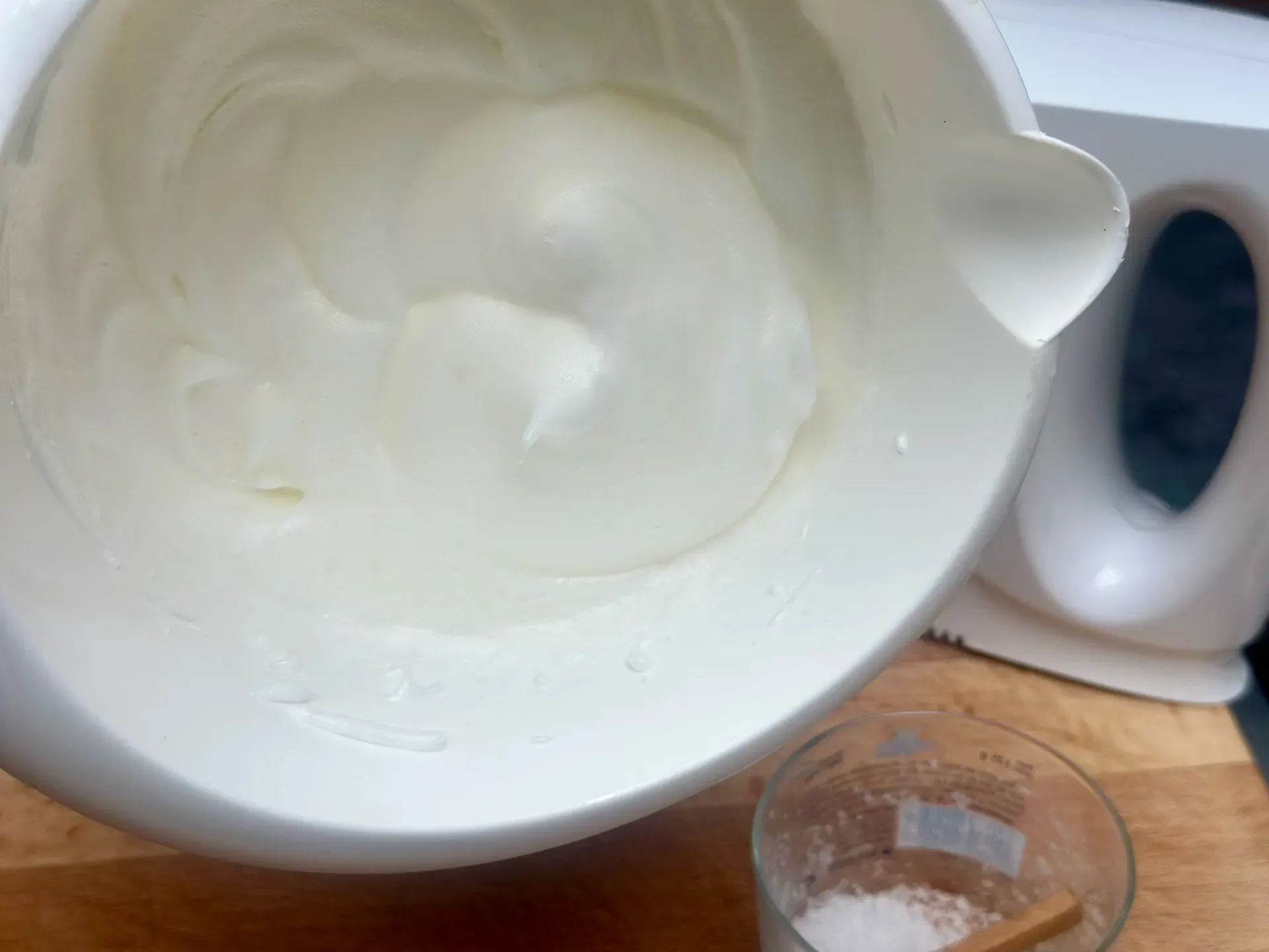 eine Schüssel mit geschlagenem Eiweiss