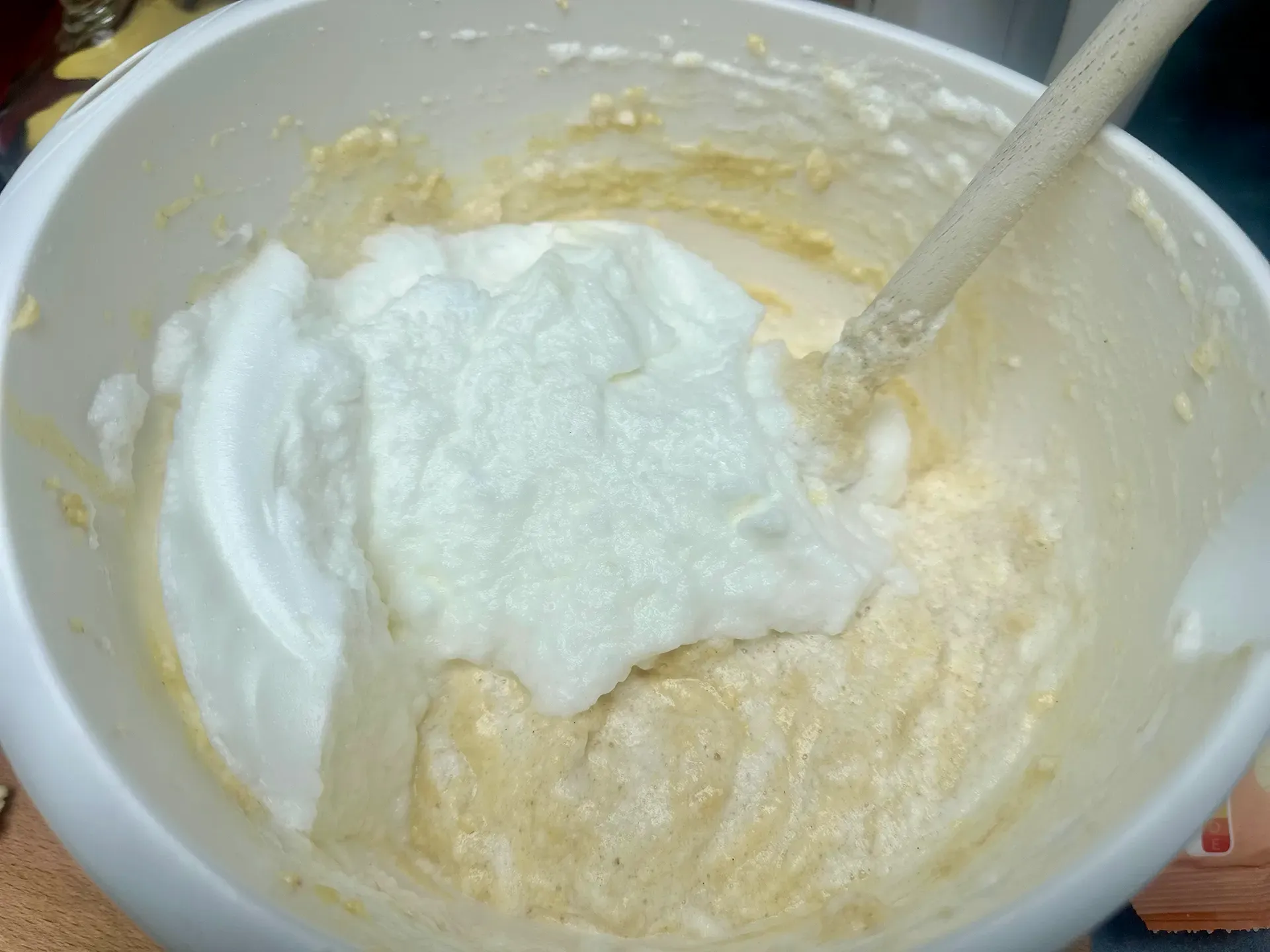 Eischnee wird vorsichtig untergehoben