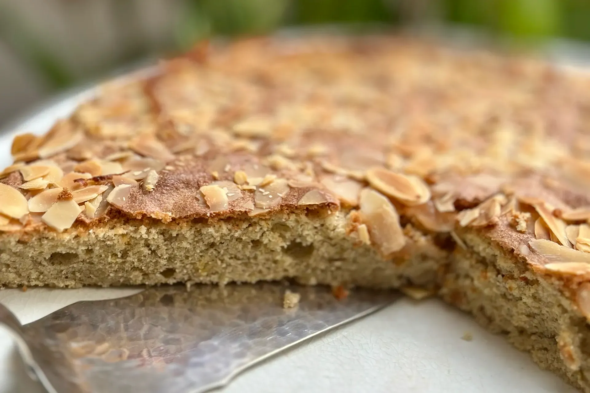 angeschnittener Mandelkuchen
