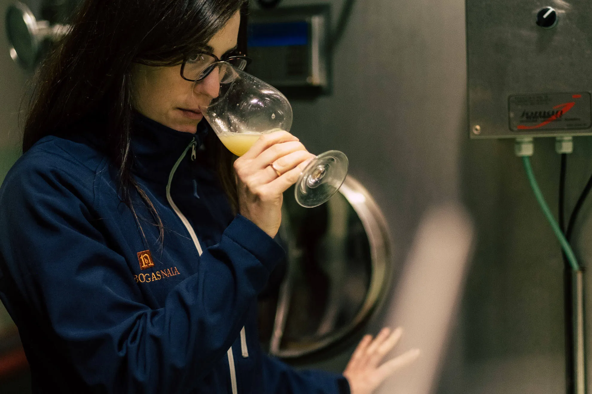 EIne Frau mit einem Glas Wein in der Hand
