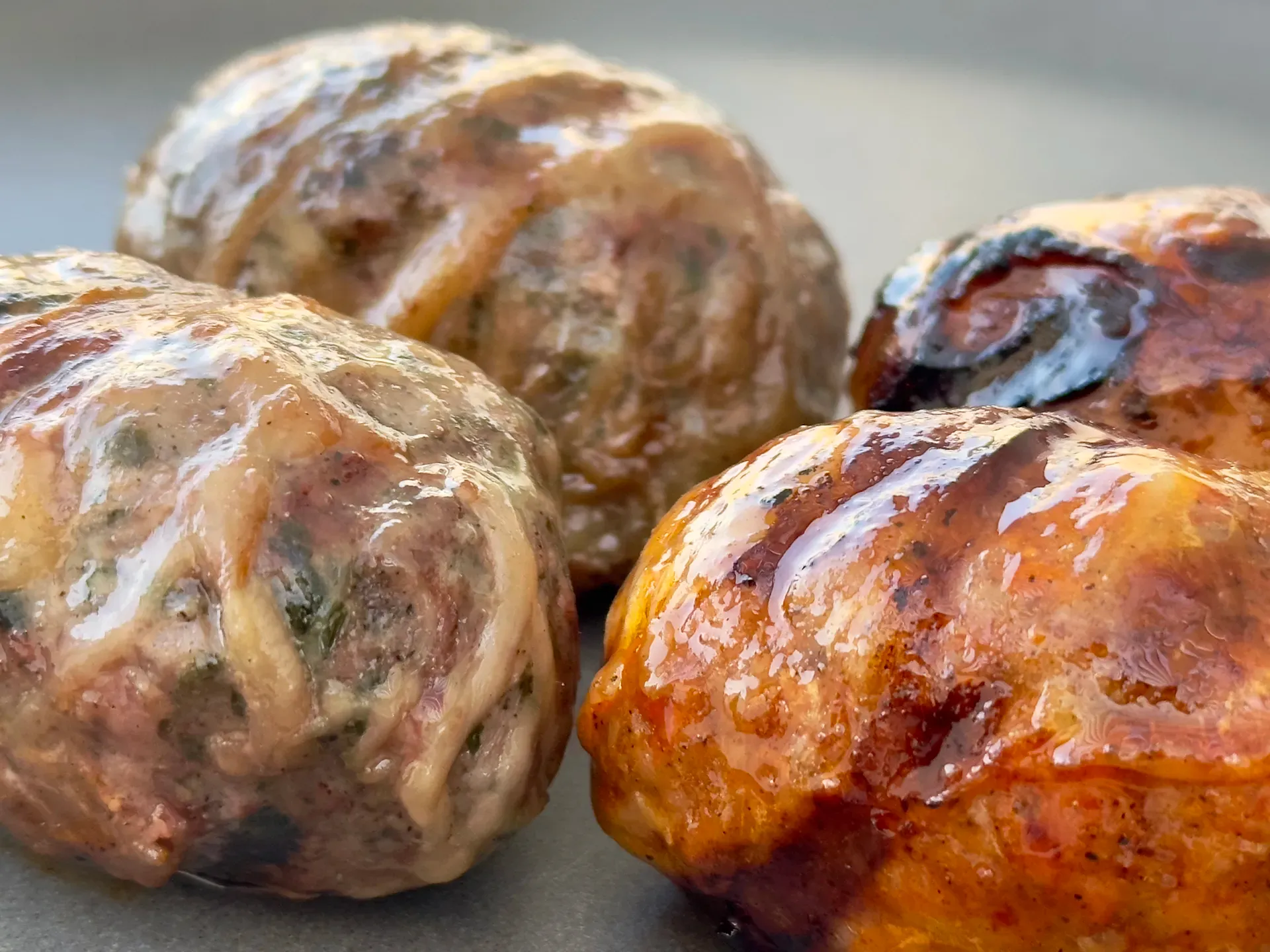 Figatells gegrillt auf einem Teller