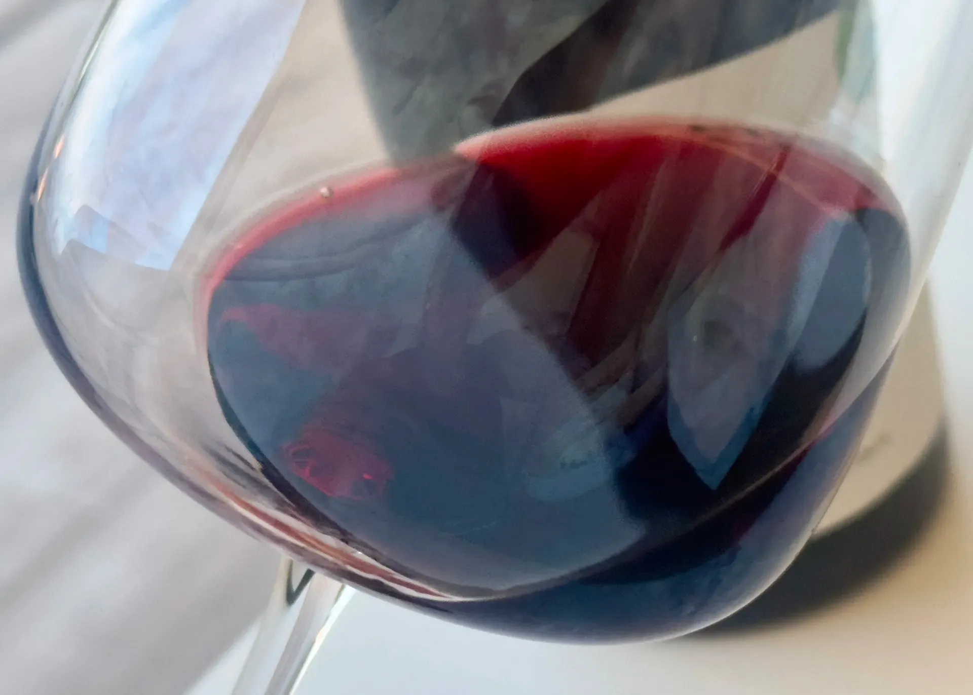 Weinglas mit Rotwein