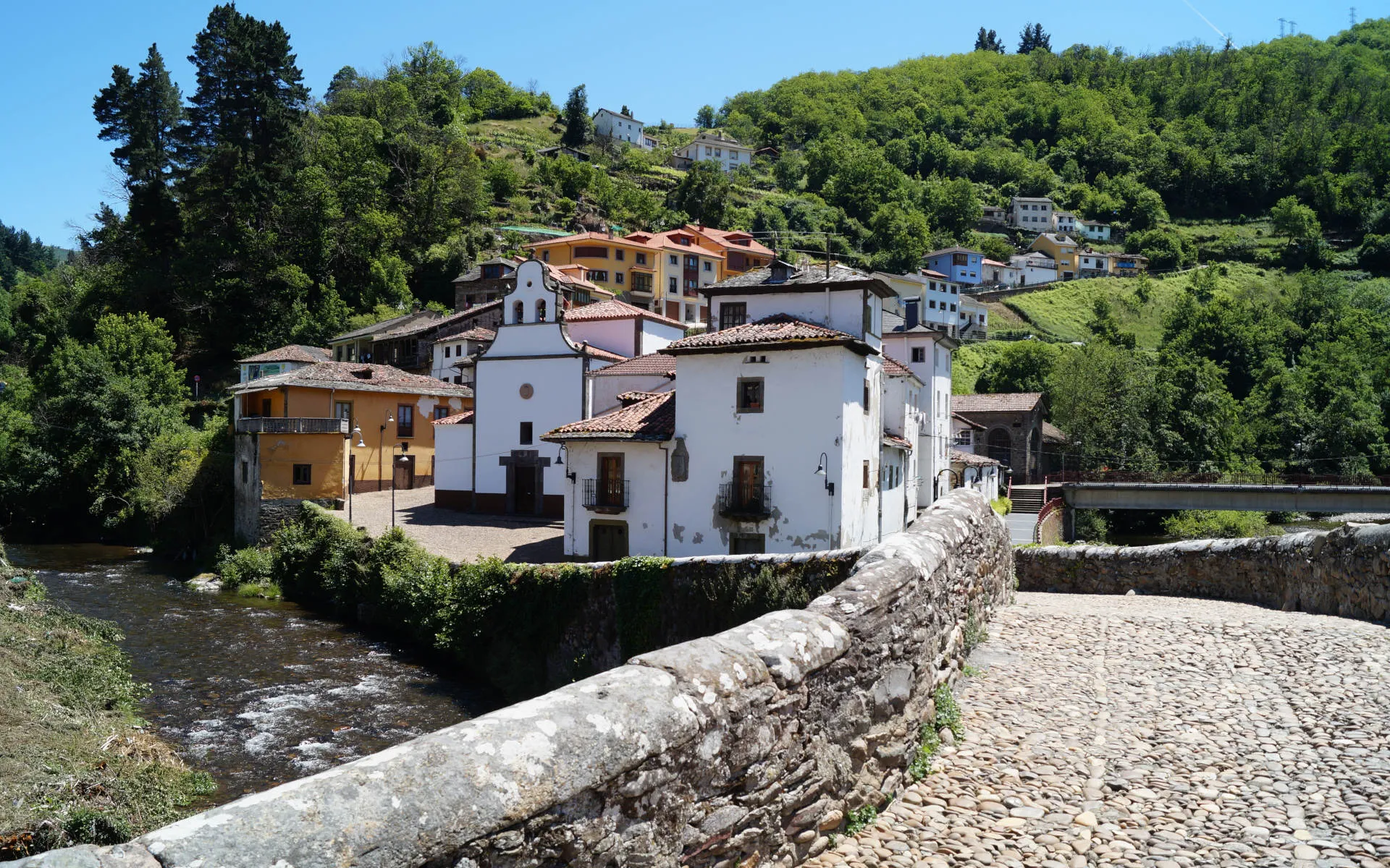 Cangas del Narcea Häuser am Fluss