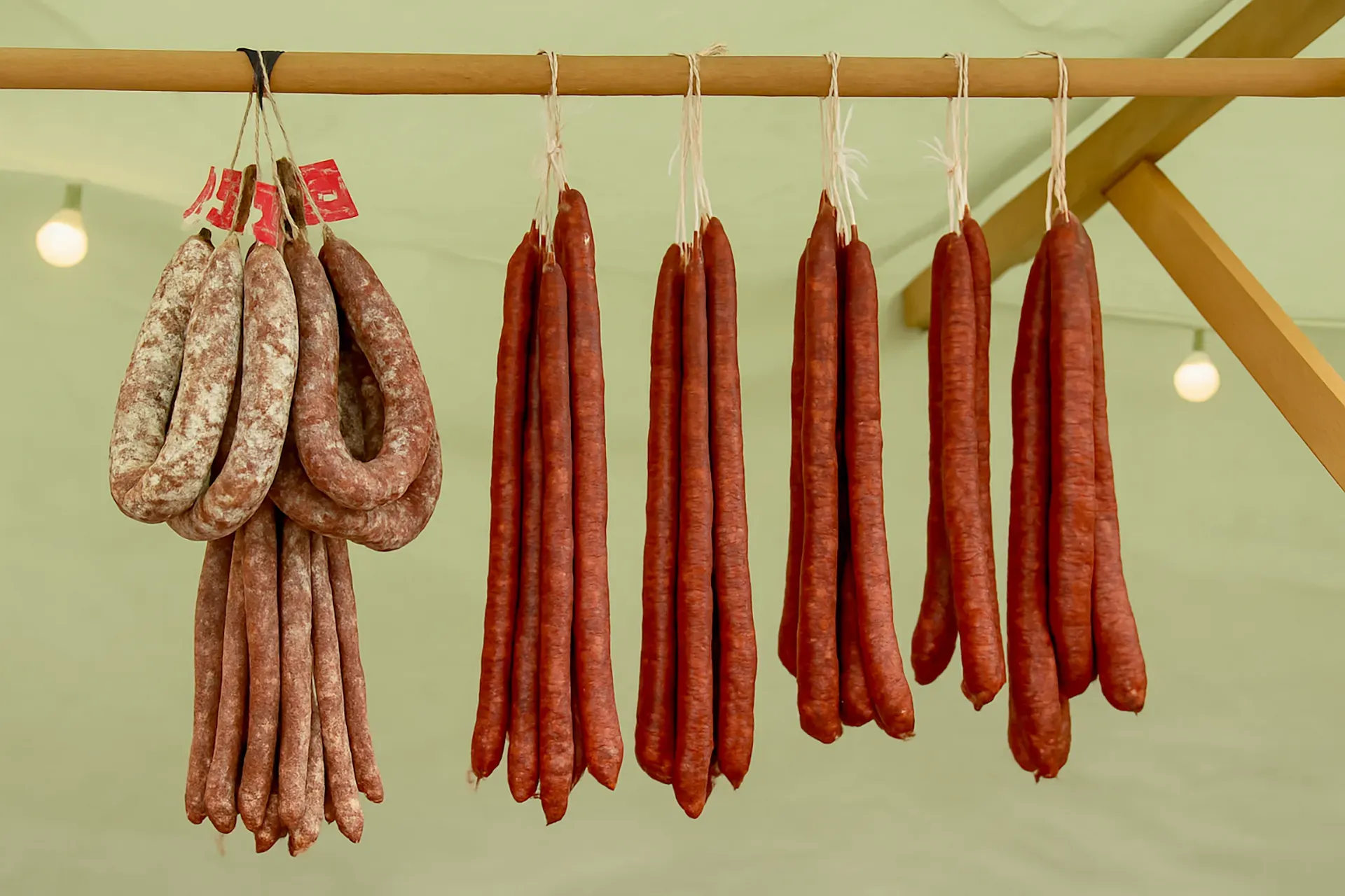 verschiedene Wurstwaren auf einem Markt