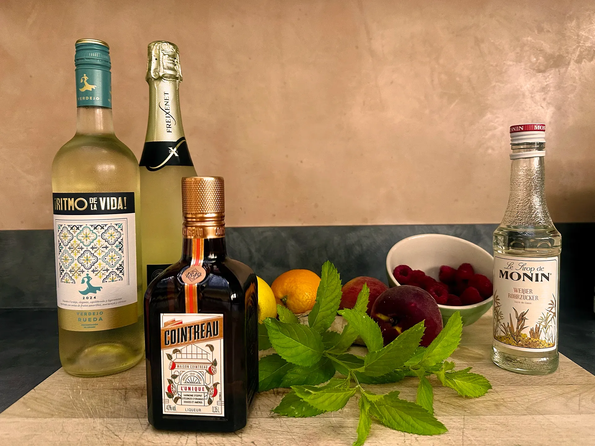 Flaschen Cava, Weisswein und Countreau, Zutaten Sangrai