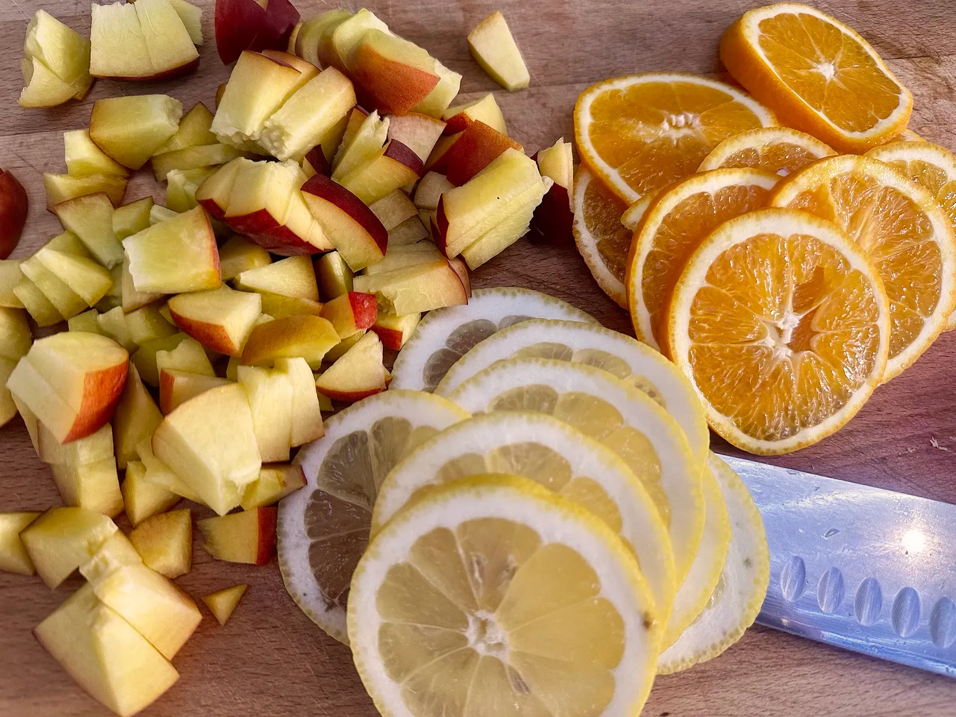 Zitronen und Orangen aufgeschnitten