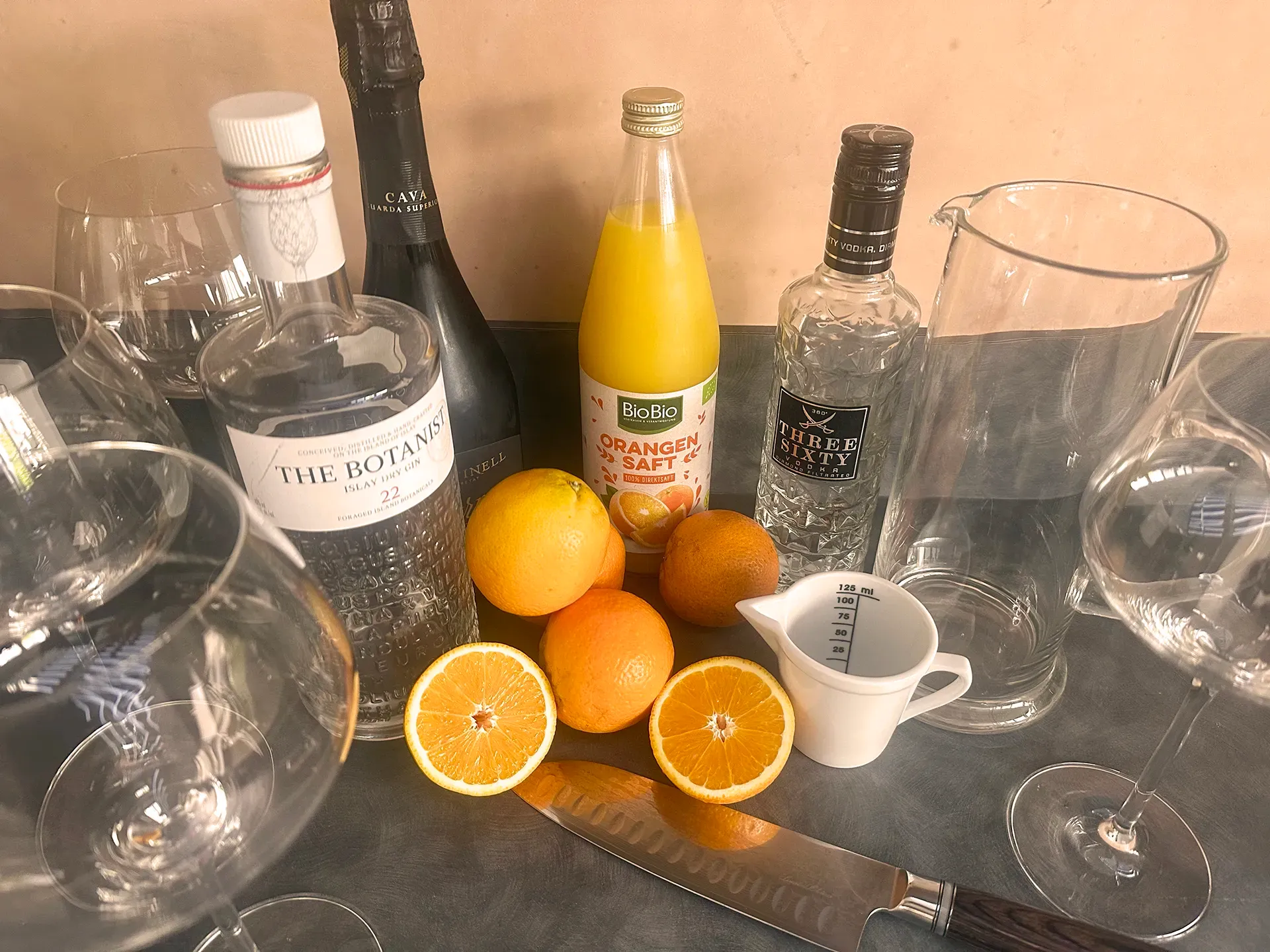 Zutaten auf einer Küchenplatte, Flaschen und Orangen