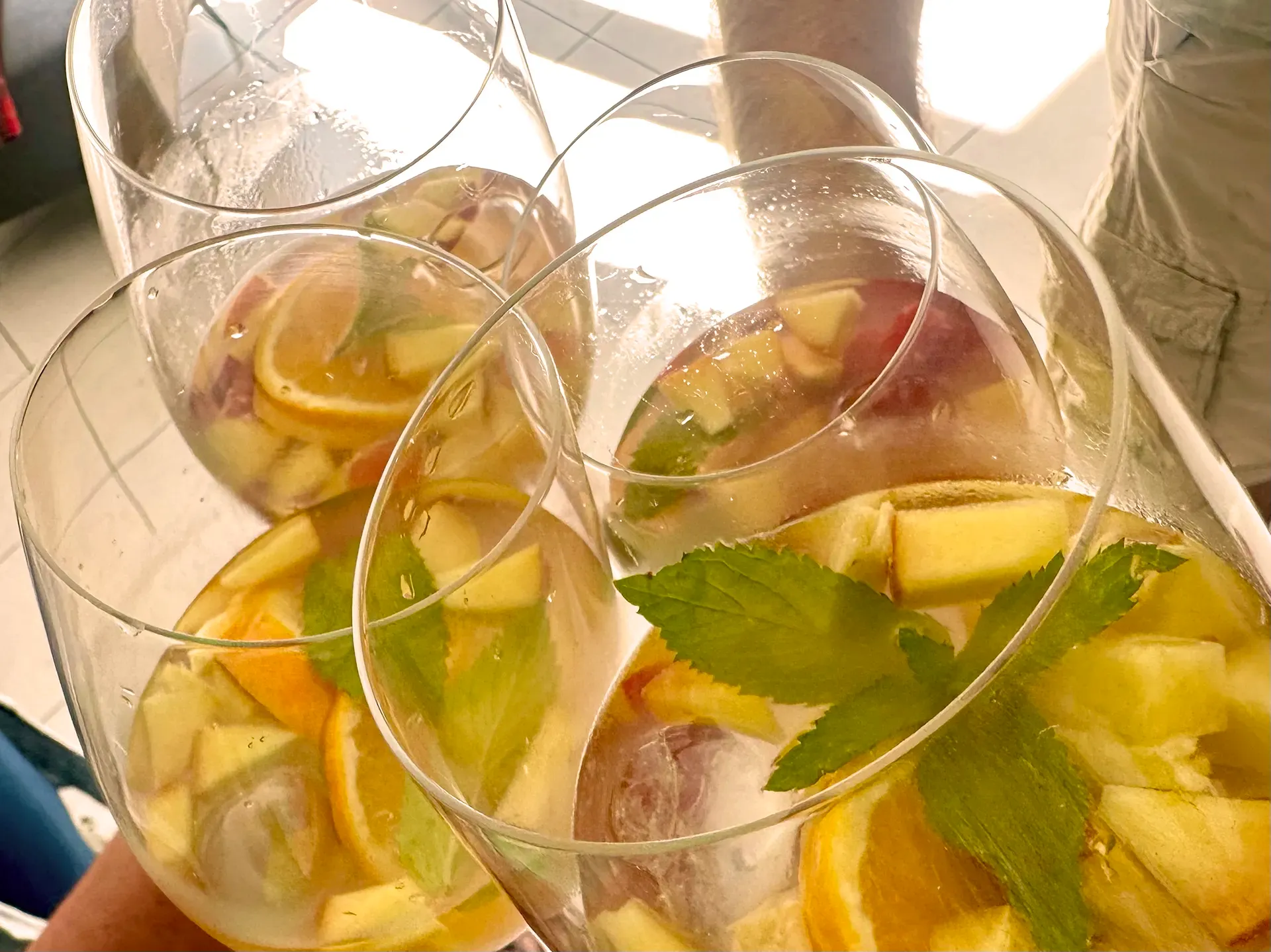 anstossen mit Gläsern mit Sangria