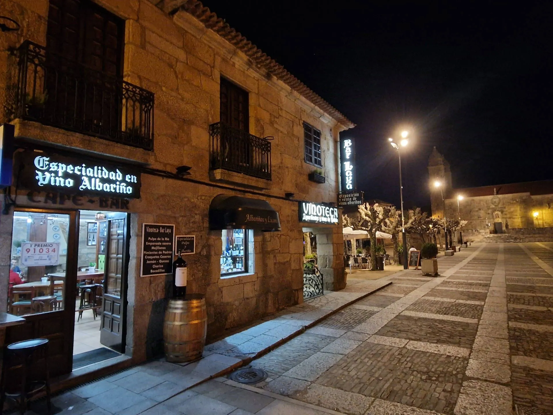 Weingeschäft mir Albariño-Werbung in Cambados