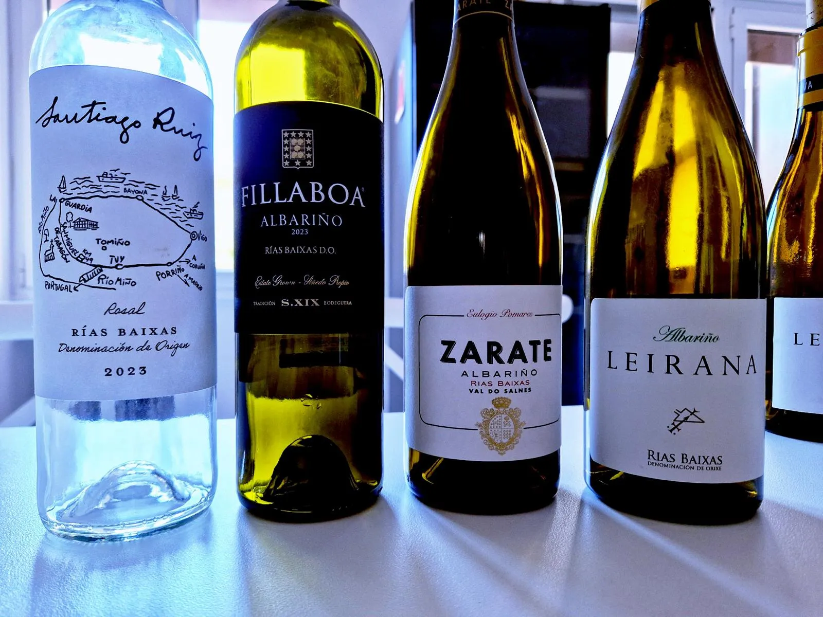 4 Flaschen Wein auf einem Tisch