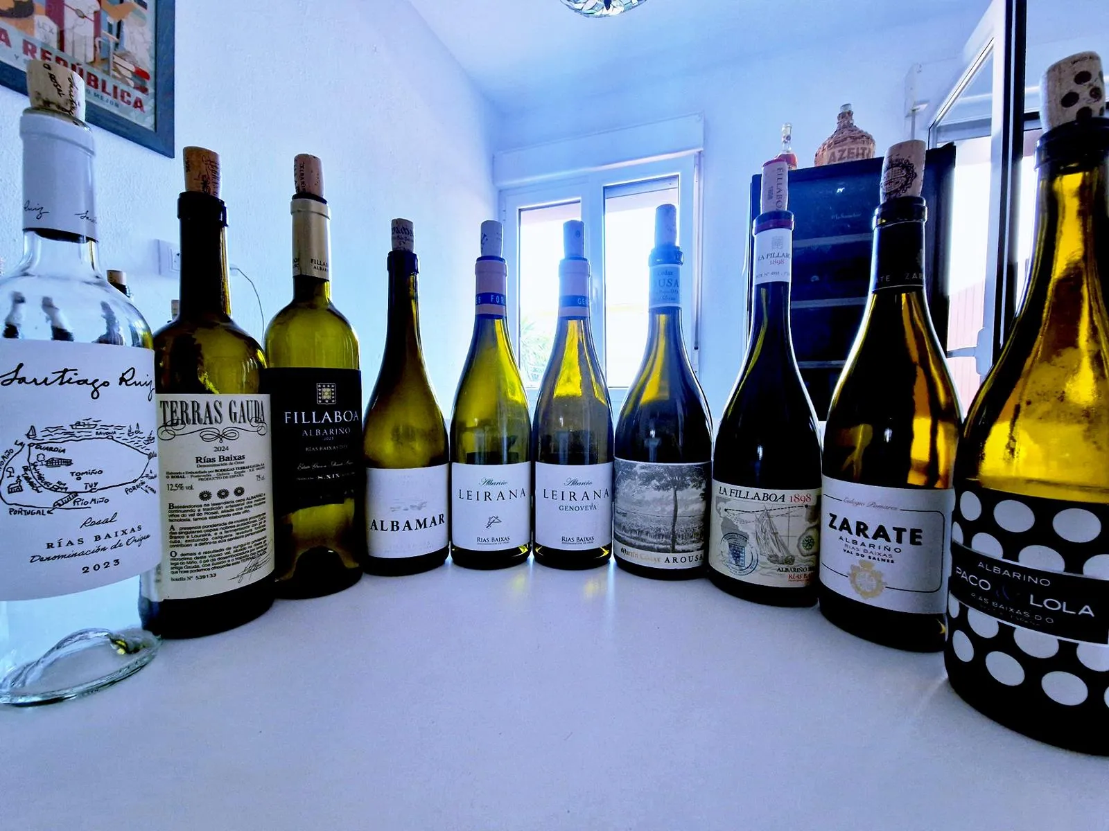 10 Weine auf einem Tisch