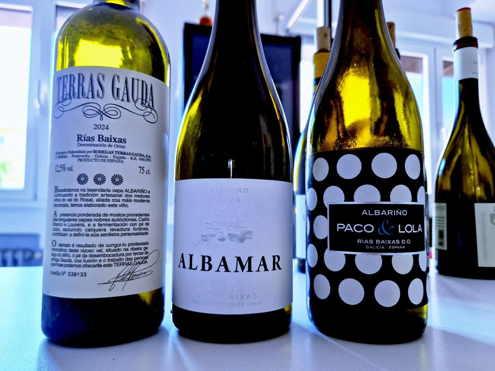 3 Weinflaschen auf einem Tisch