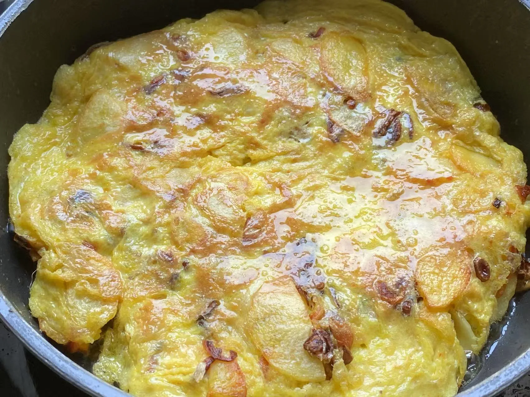 Kartoffeln und Zwiebeln braten