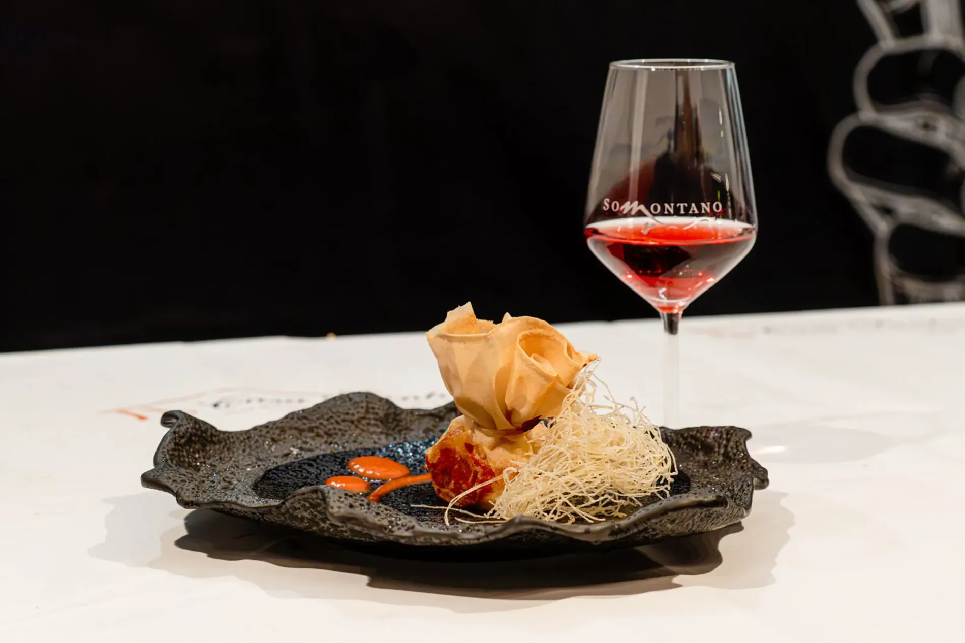 kunstvolles Tapa mit einem Glas Wein