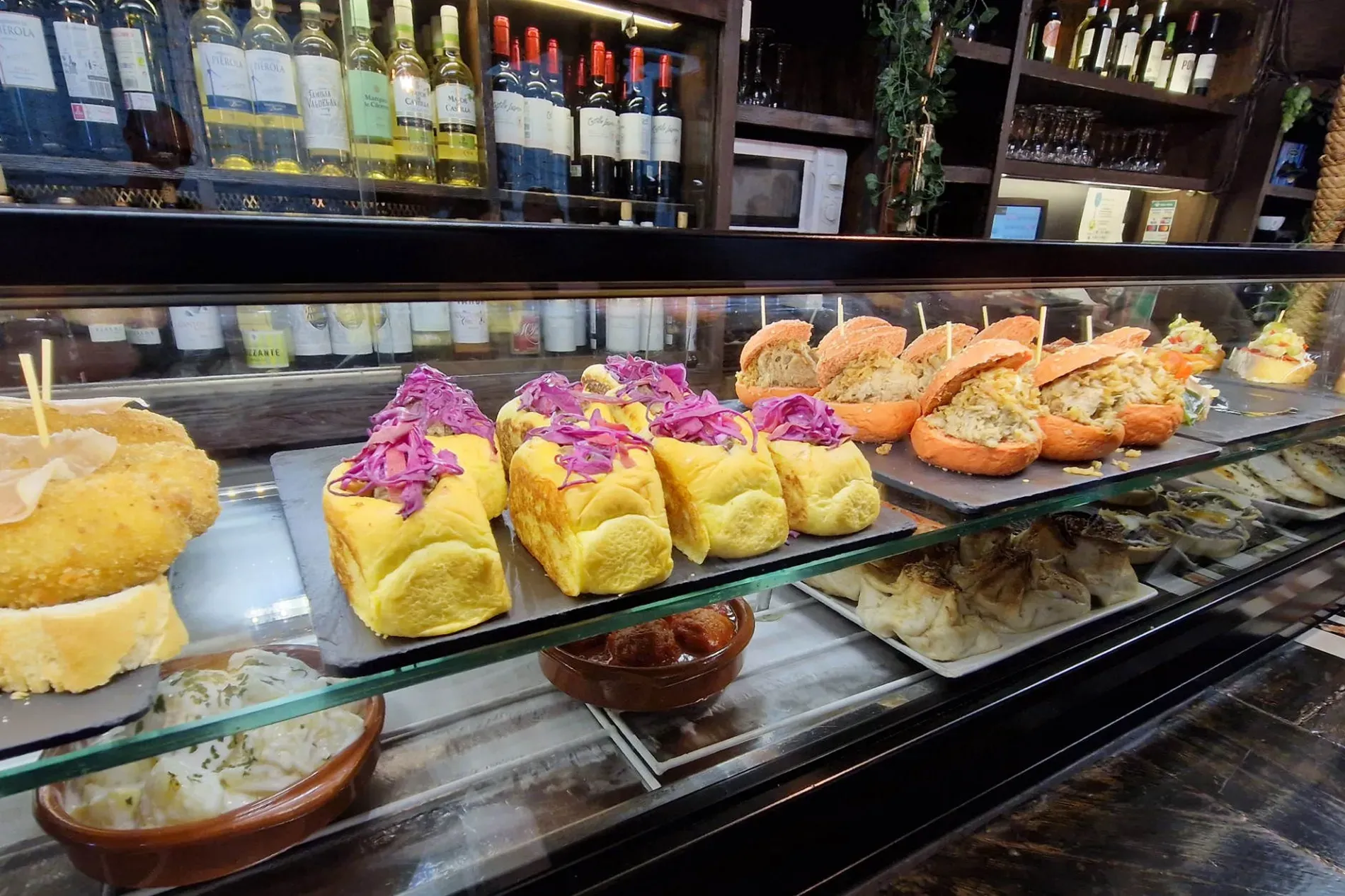 Tapas in einer Auslage in einer Bar