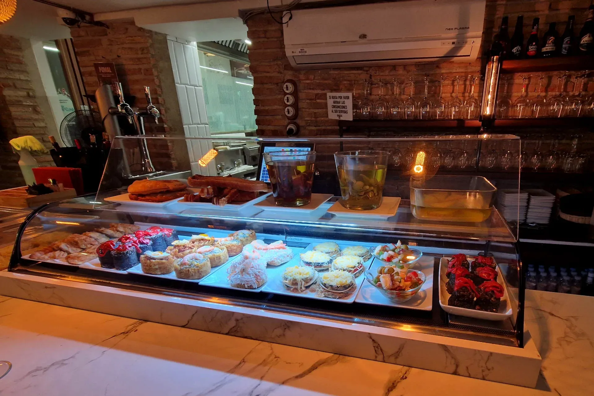 Eine Auslage einer Bar mit zahlreichen Tapas