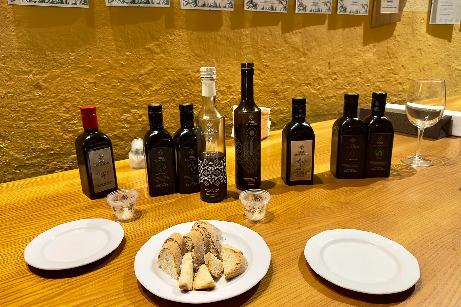 Olivenölflaschen auf einem Tisch mit Brot