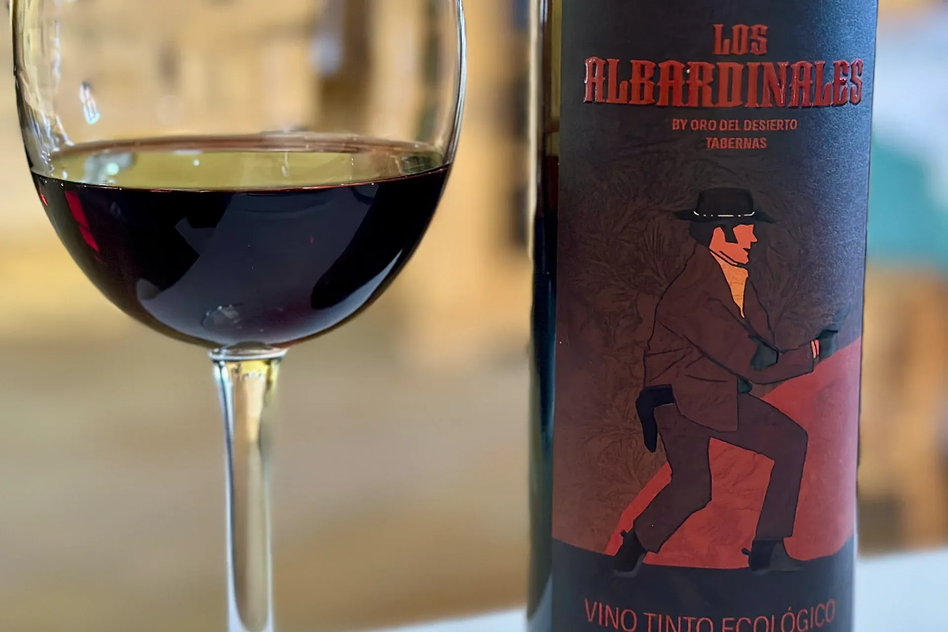 Weinflasche mit Etikett aus Tabernas mit Rotweinglas