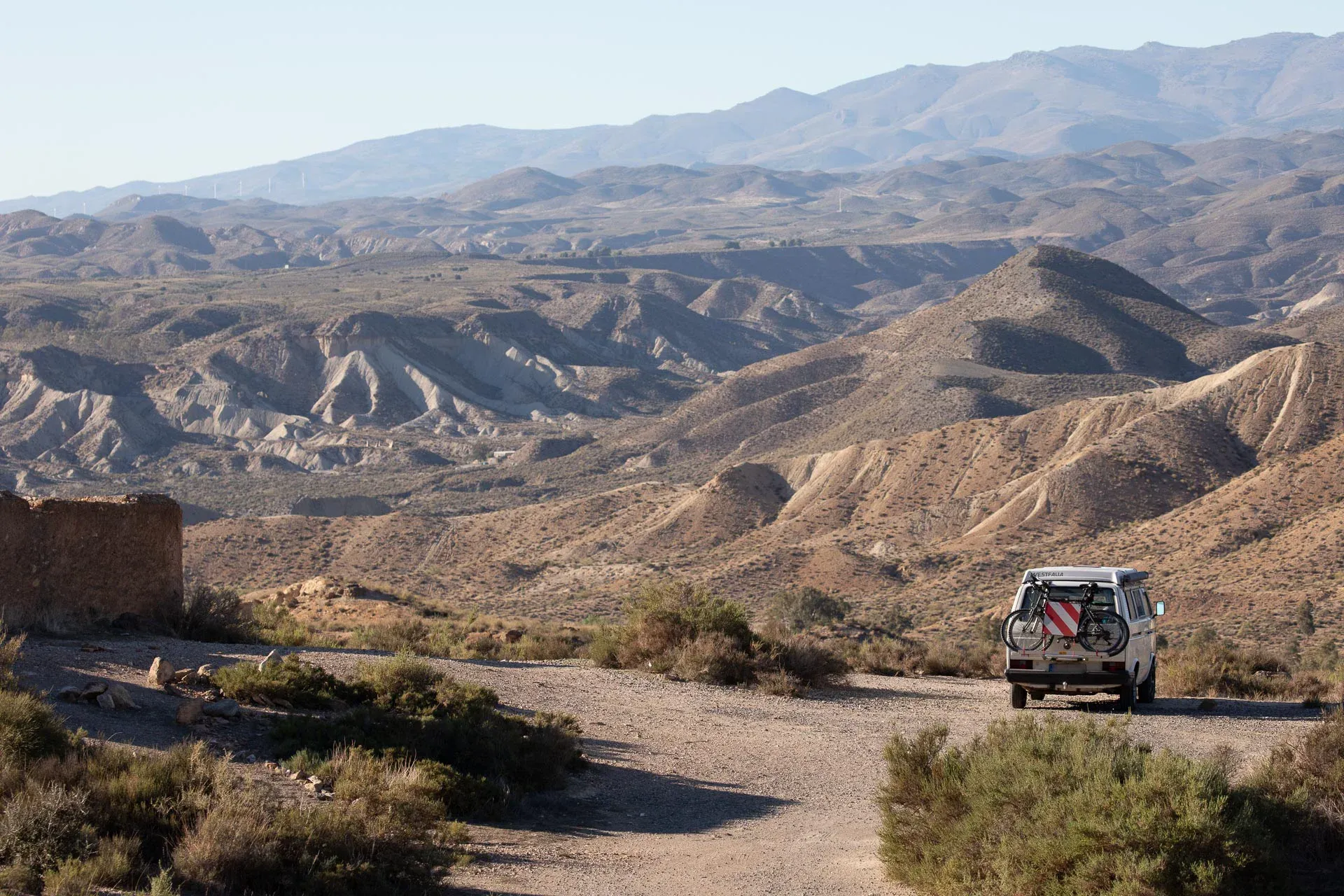 VW Bus T3 in Wüstenlandschaft Spanien