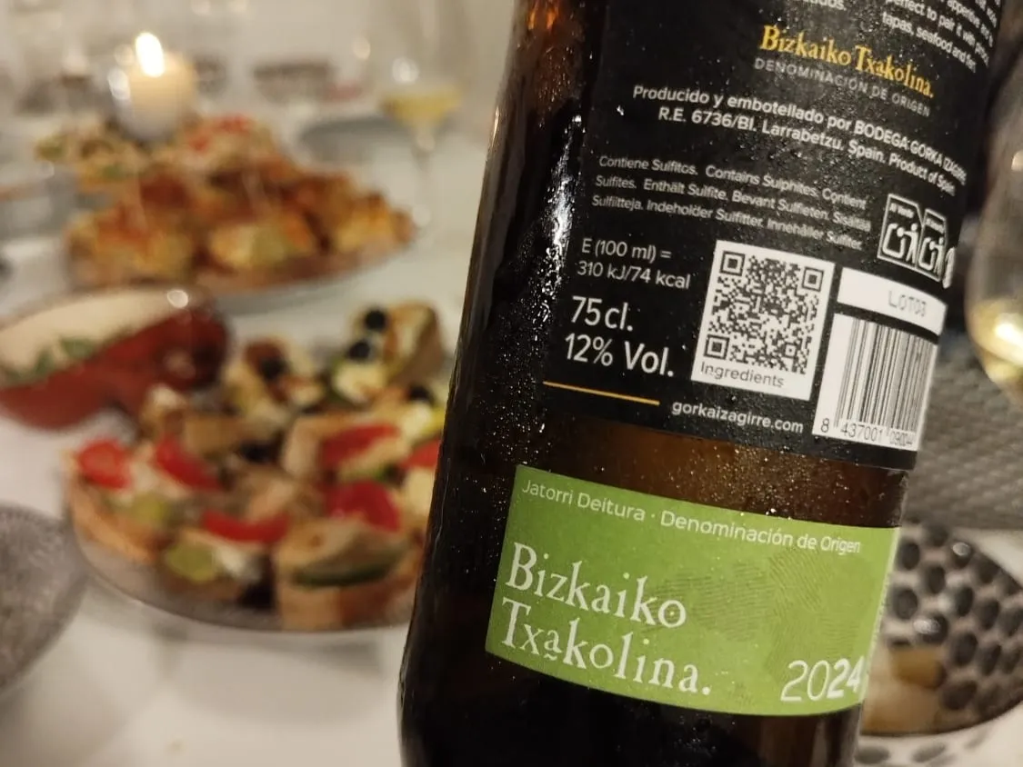 Das Rückenetikett einer Flasche Wein