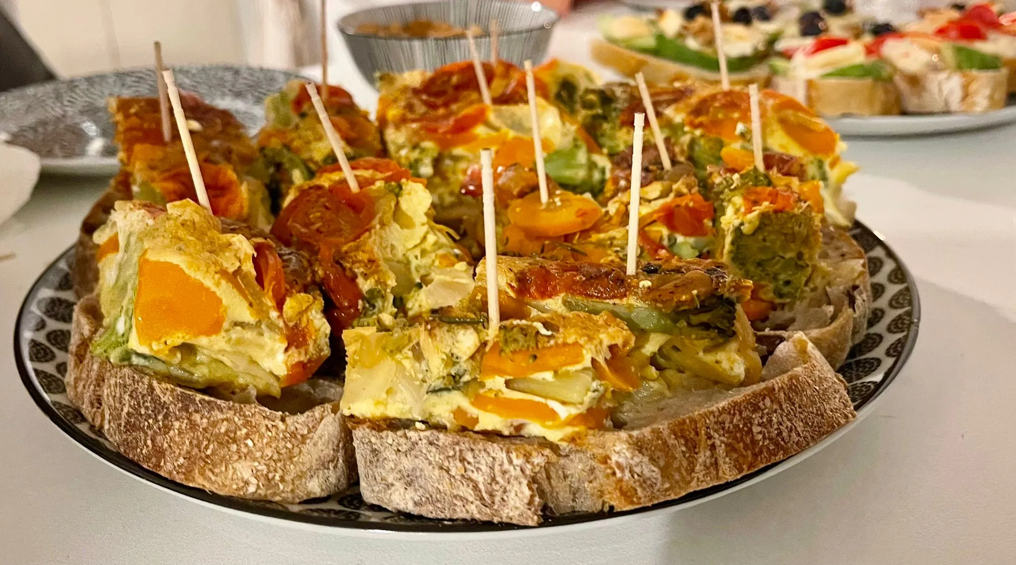 Ein Teller mit aufgespießten Pintxos