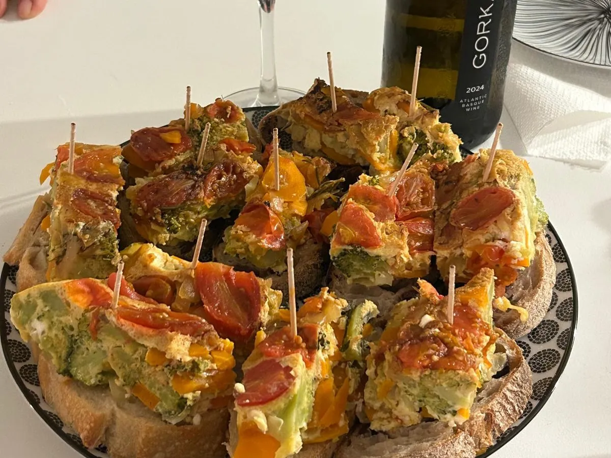 ein Teller mit Pintxos