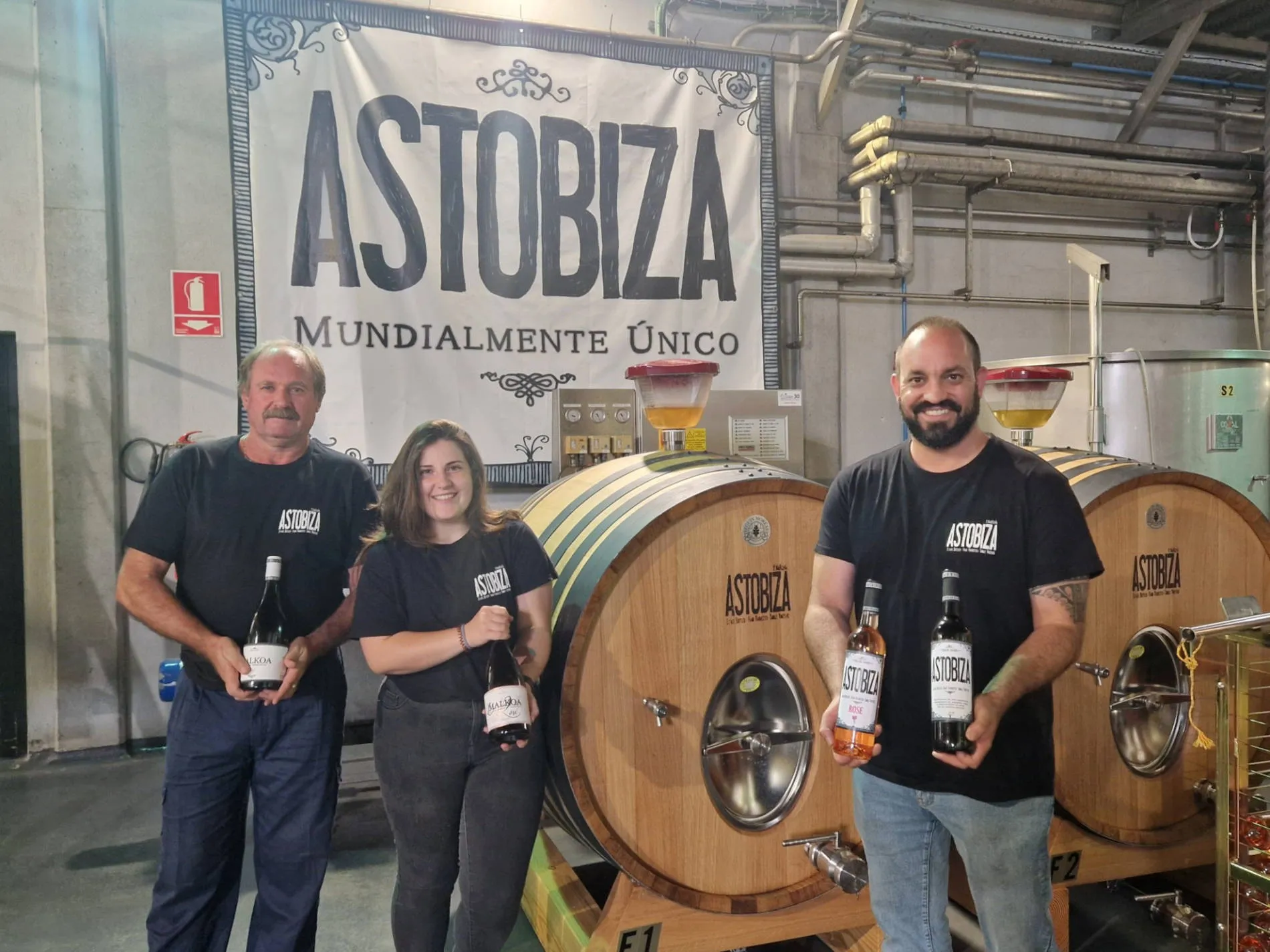 Drei Personen in einem Weinkeller