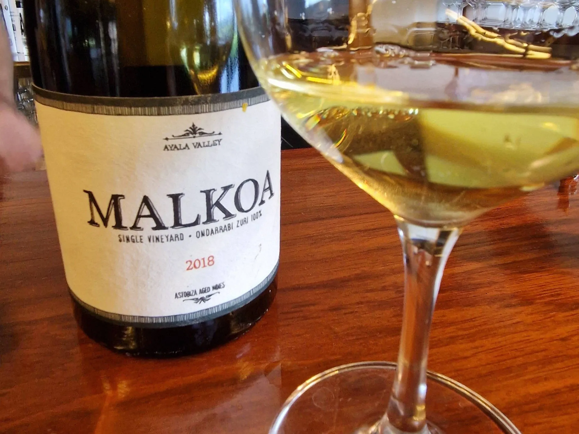 Eine Flasche Wein und ein Weinglas