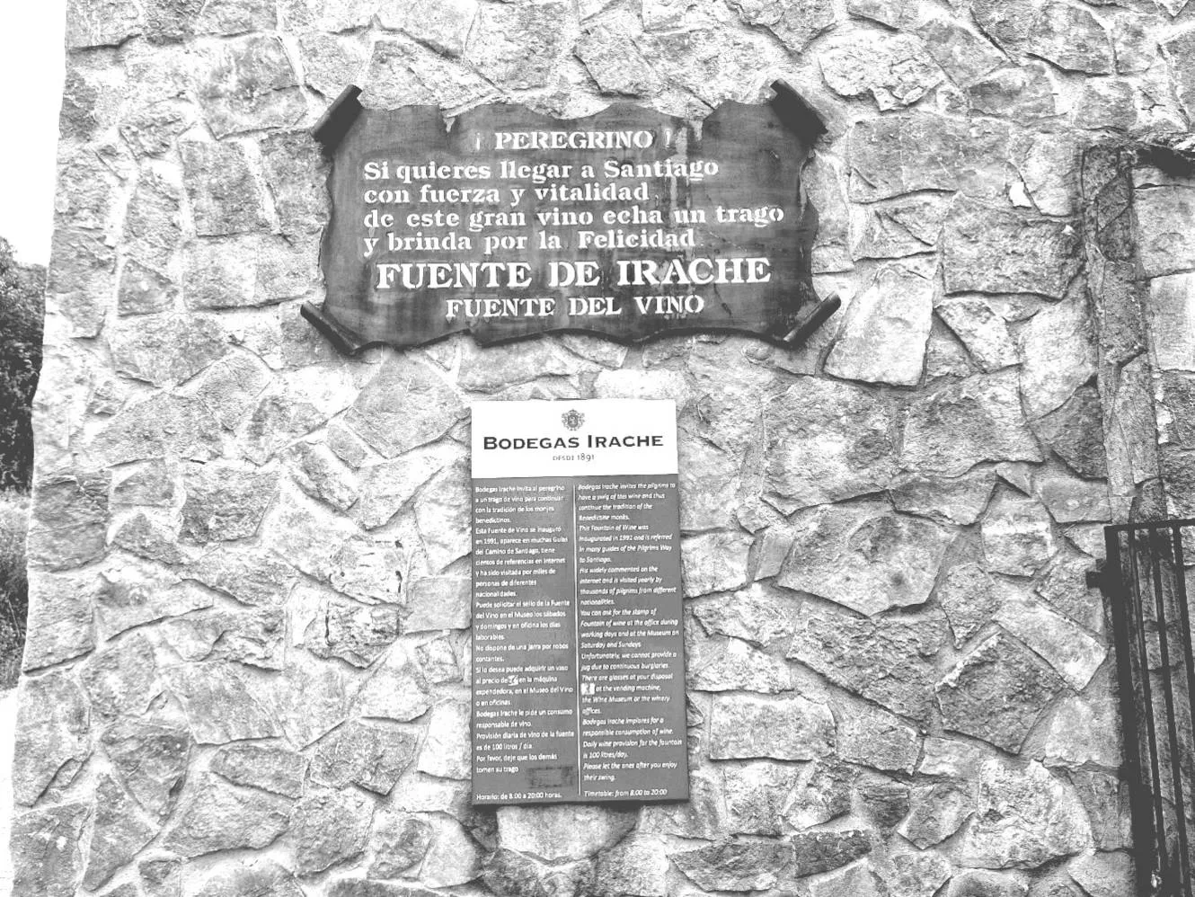 Ein Schild, das sich an die Jakobswegpilger richtet.