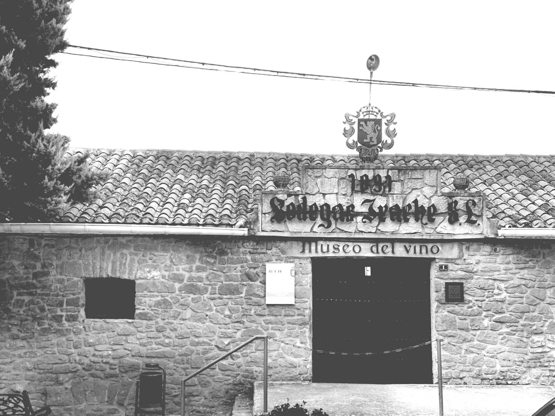 Der Eingangsbereich eines Weinmuseums, das in einem alten Steinhaus untergebracht ist