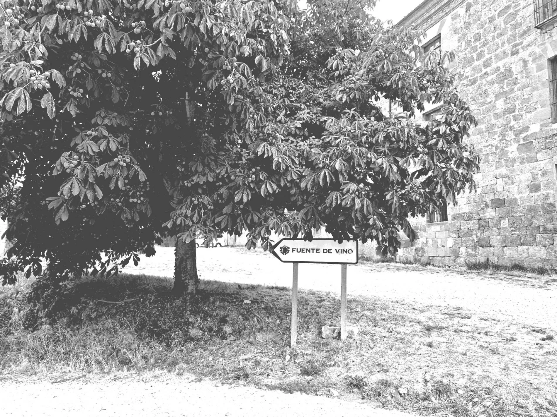 Ein Wegweiser zur kostenlosen Weinquelle des Weinguts Irache