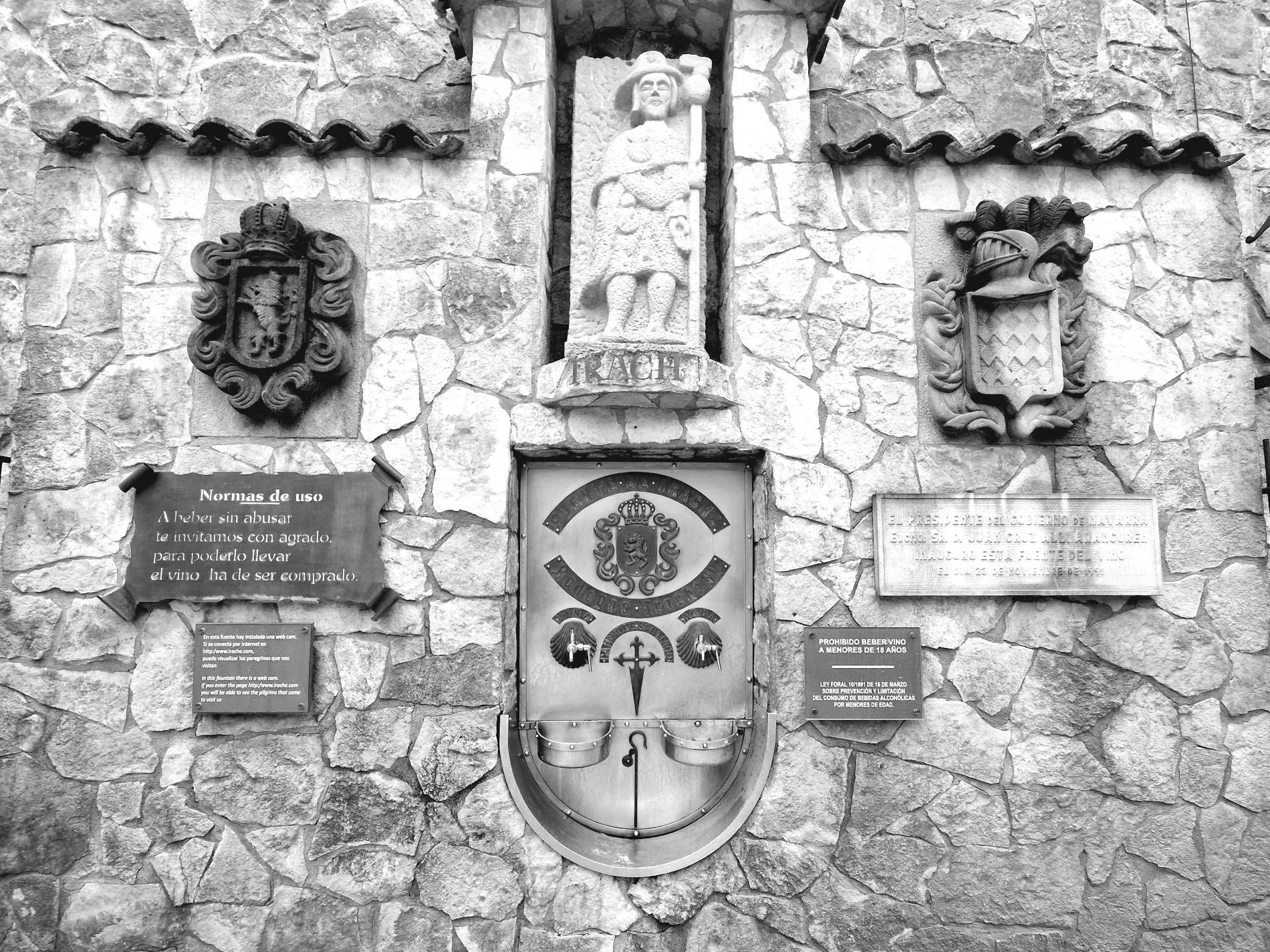 Eine Mauer mit eingelassener Weinquelle mit zwei Zapfhähnen