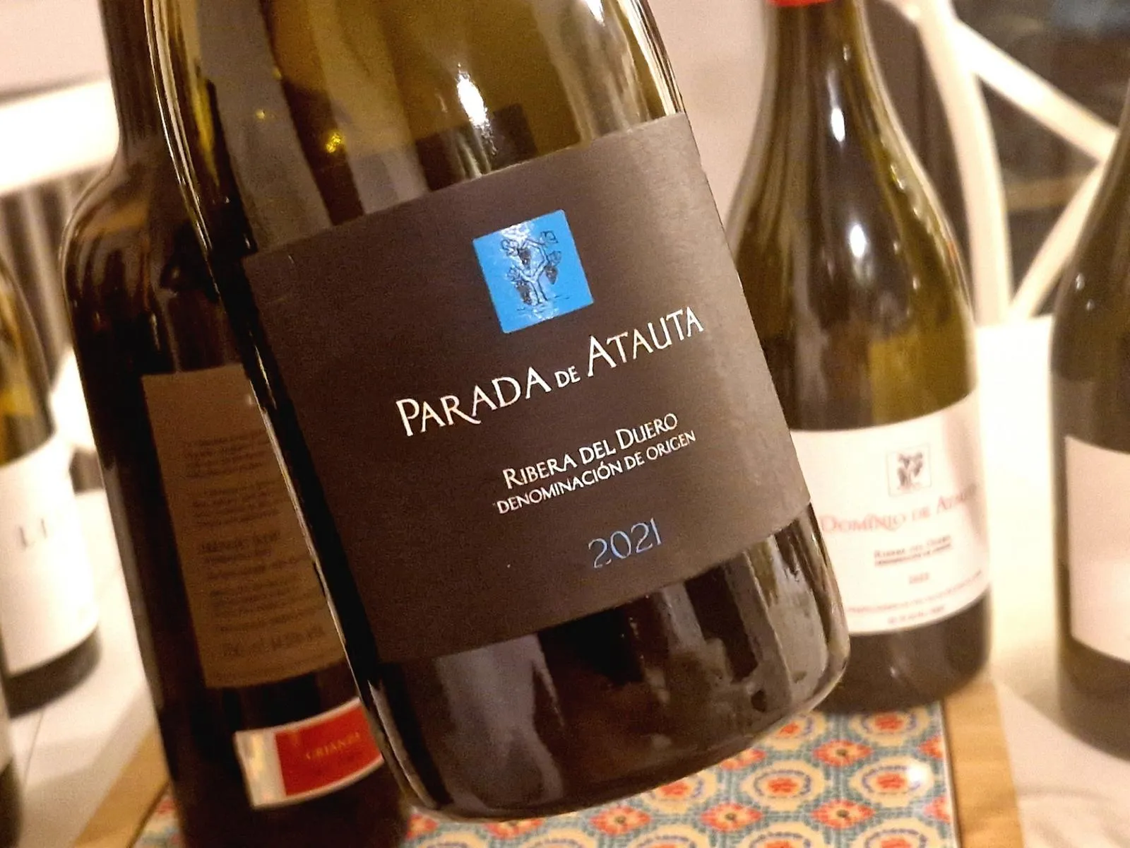 das Etikett einer Flasche Wein