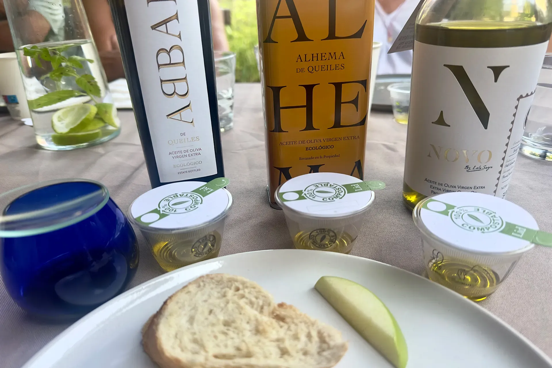 drei Kusntstoffgläschen mit Deckel und Olivenöle