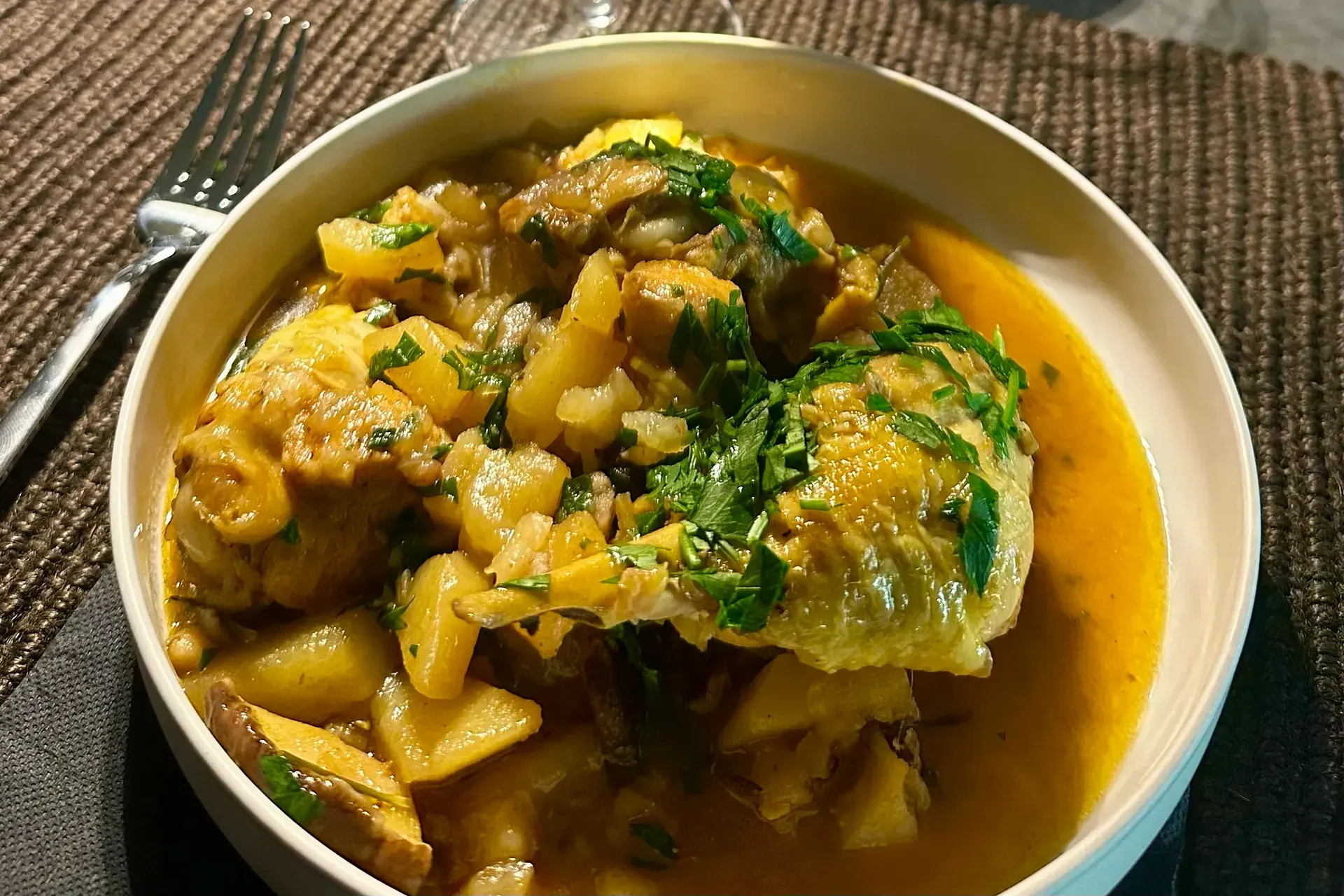 Teller mit Hühnchen-Eintopf