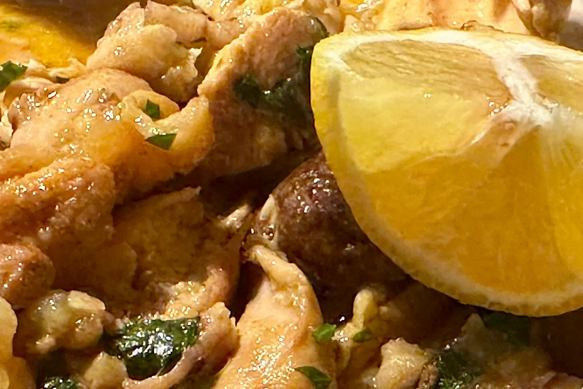 Hühncheneintopf mit Zitronenscheibe