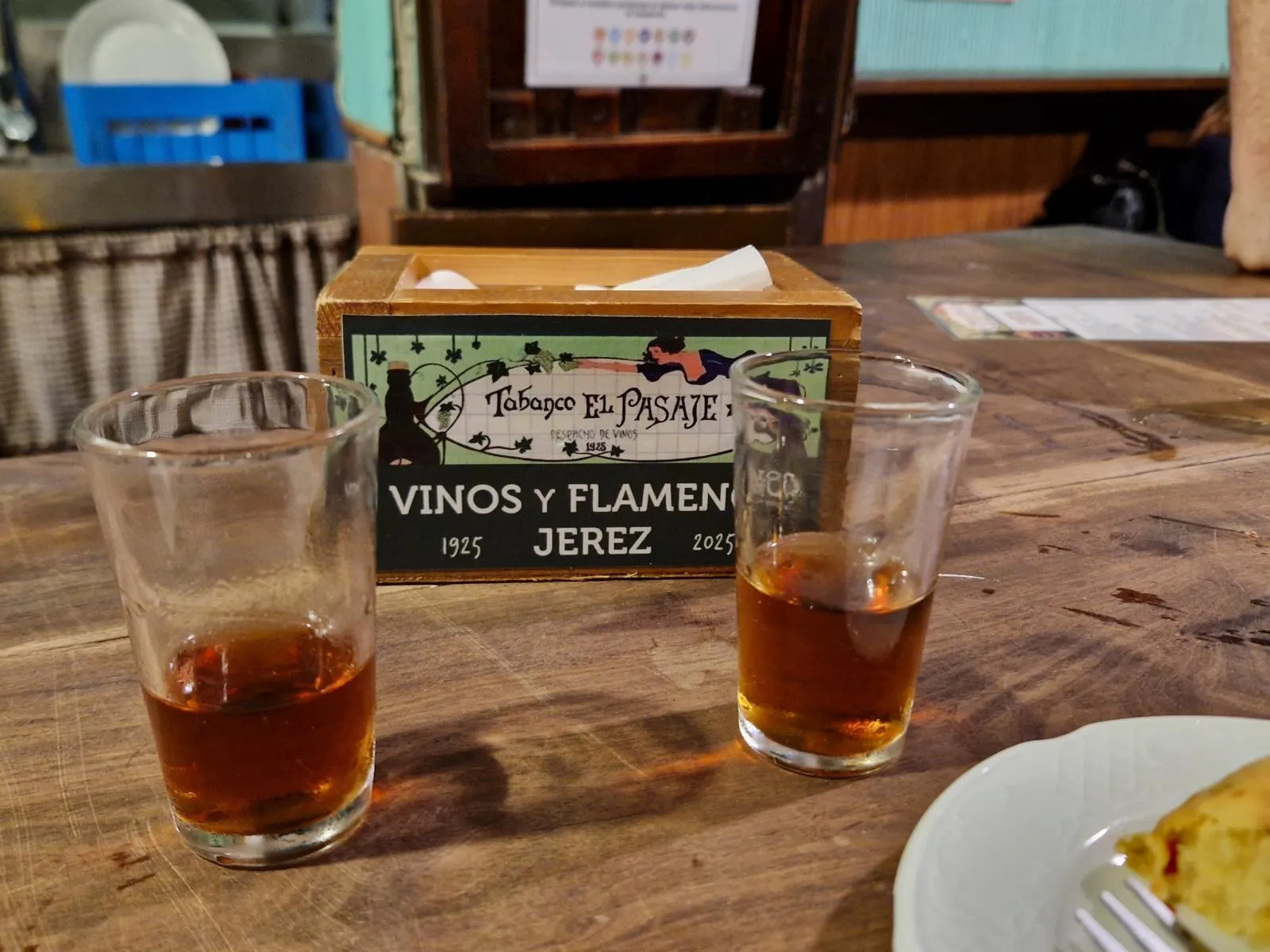 zwei halbvolle Gläser auf einem Tisch