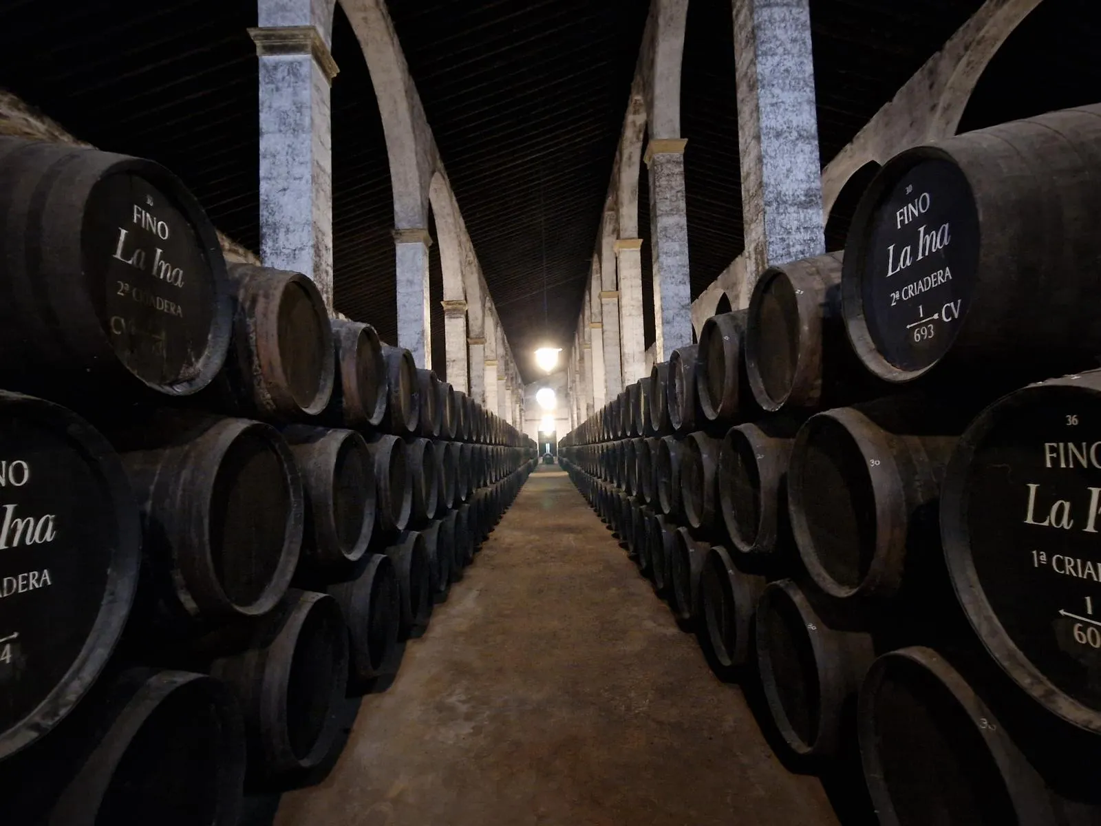 Gestapelte Sherry-Fässer in einer großen Bodega