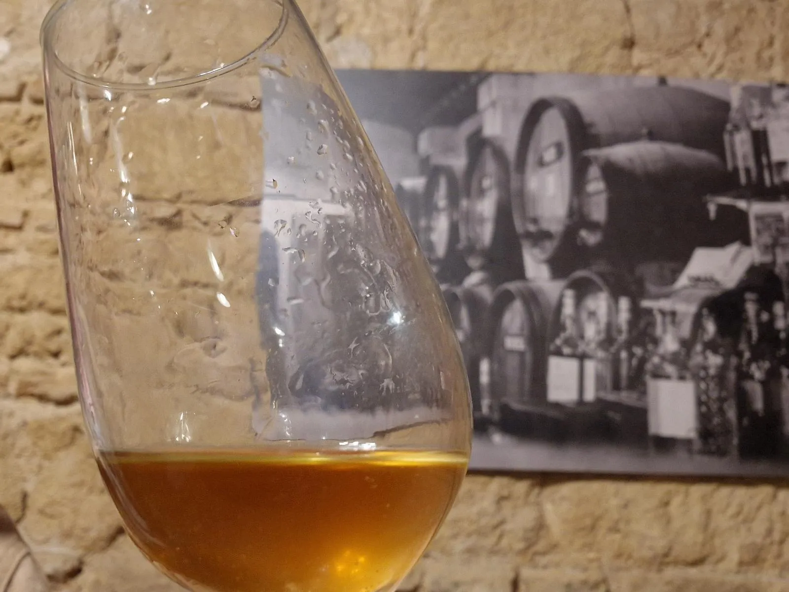 Ein Sherry Glas vor einem Wandbild