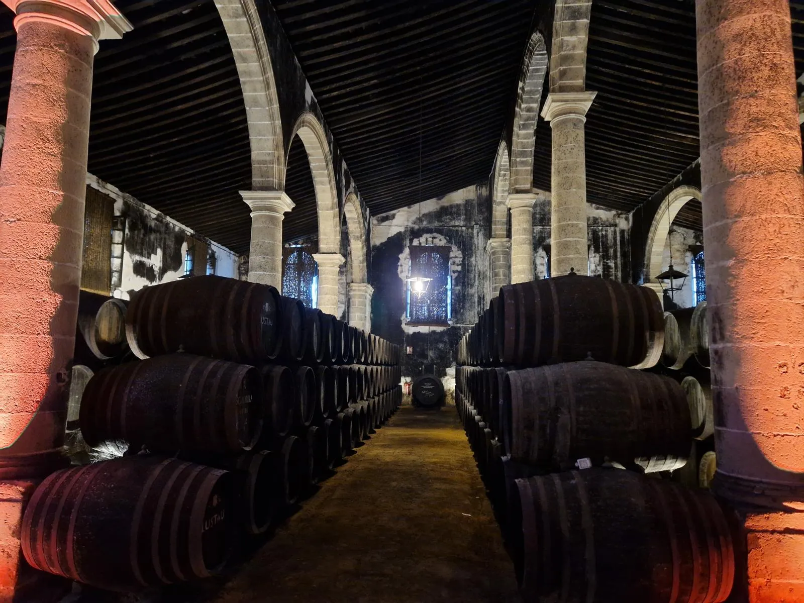 Reihen von Sherryfässern